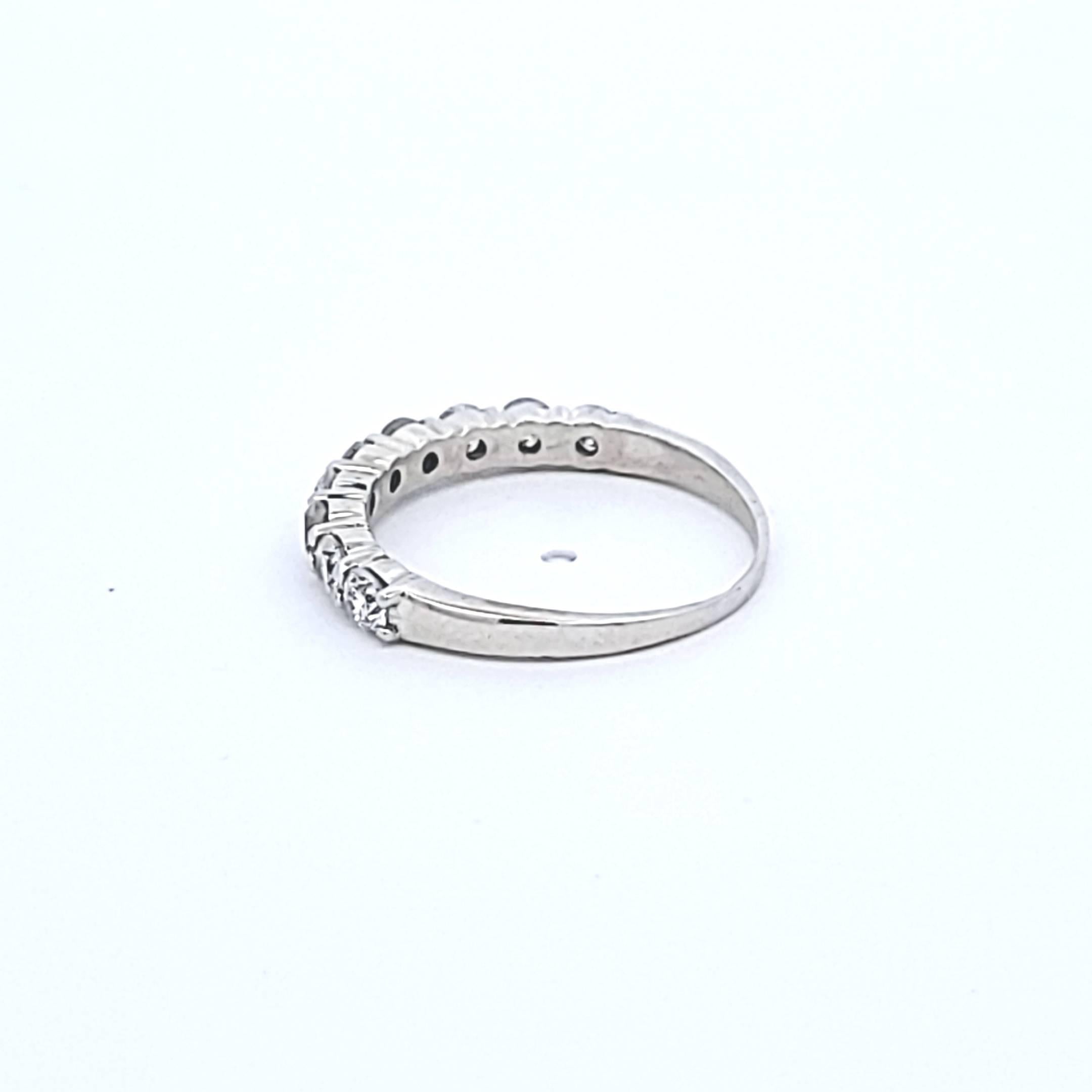 14 Karat White Gold Band Ring with 0.9 Carat Round F-SI1 Diamonds Size 7