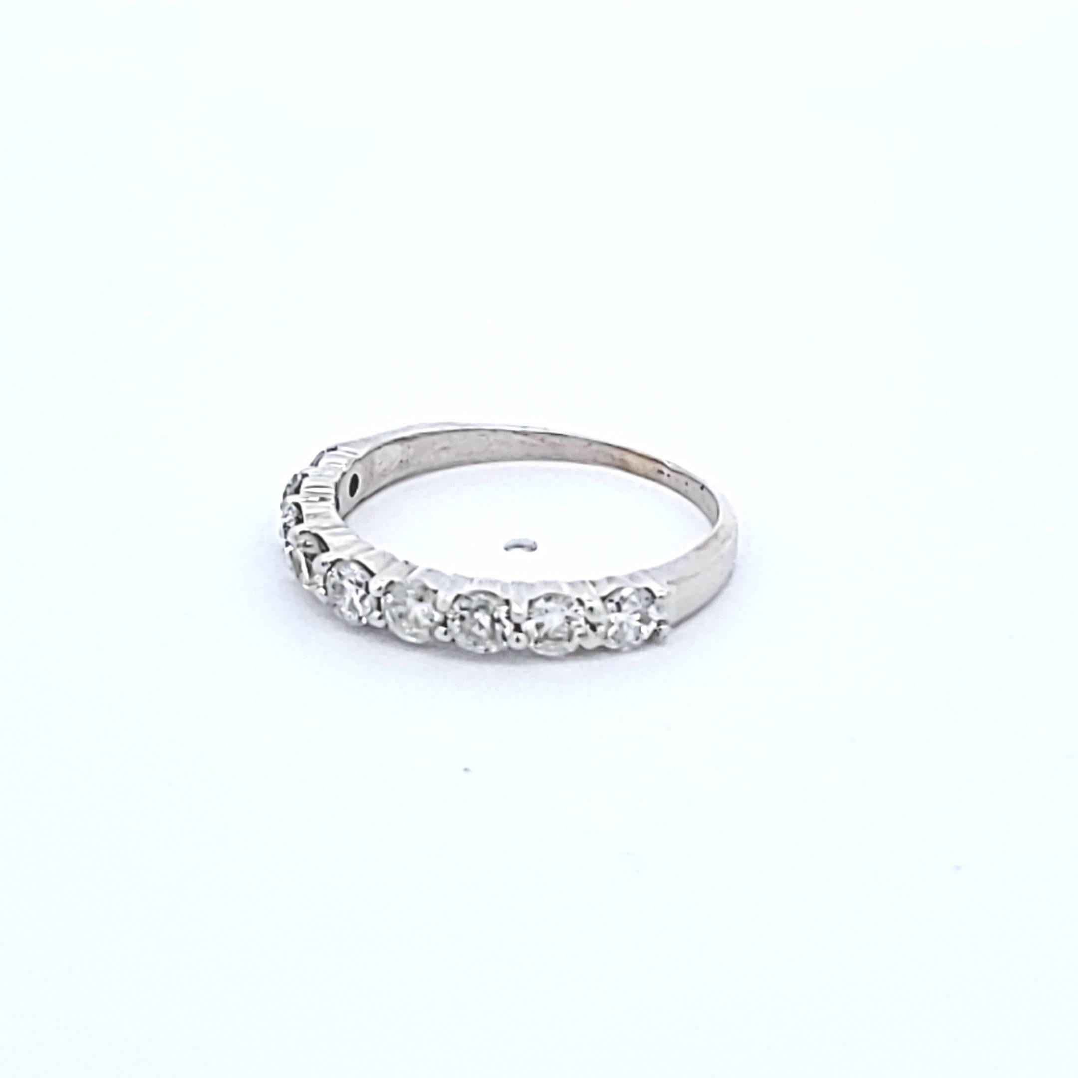 14 Karat White Gold Band Ring with 0.9 Carat Round F-SI1 Diamonds Size 7