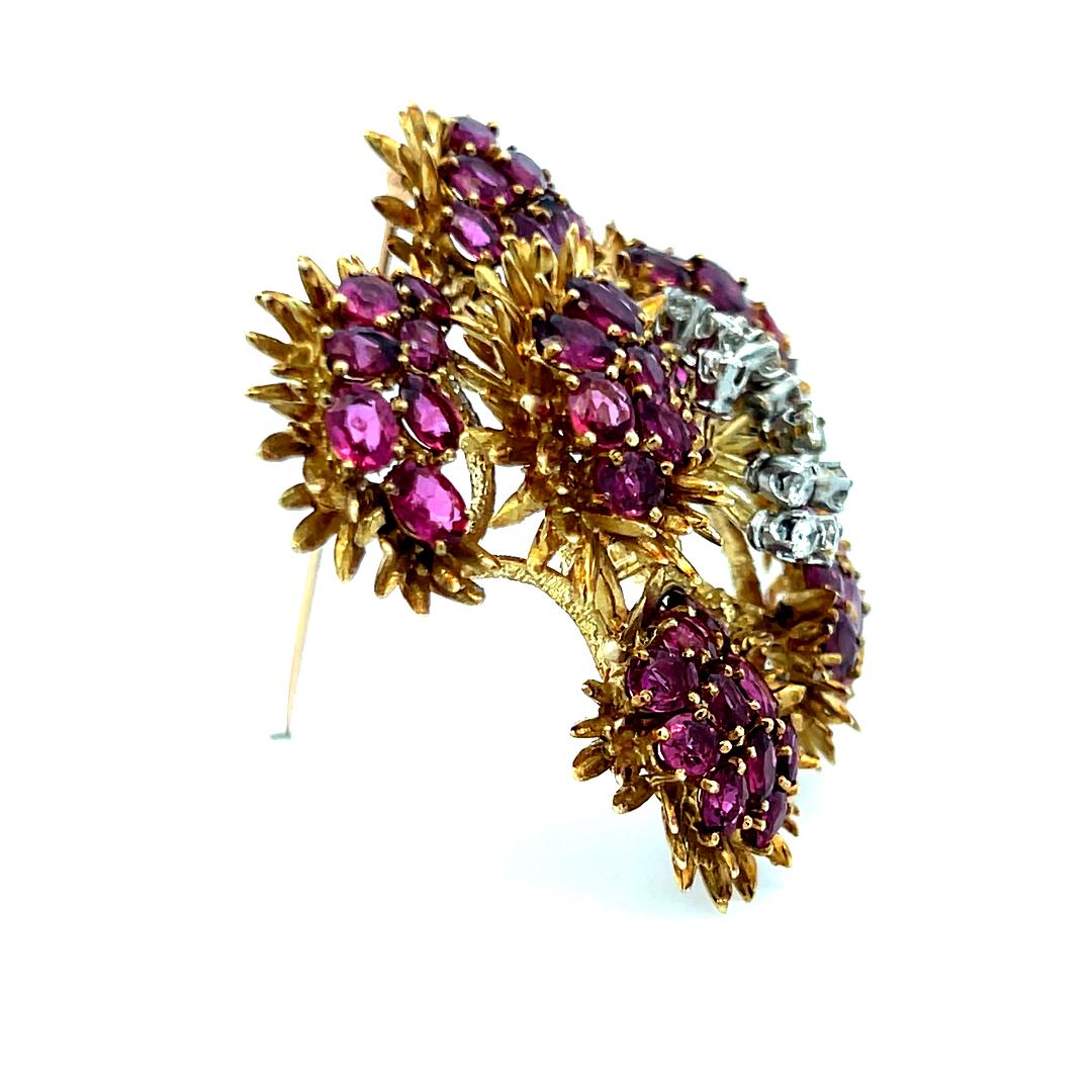 22.00 Carat Ruby 0.30 Carat Round Brilliant Diamond 18K Yellow Gold Pin Brooch