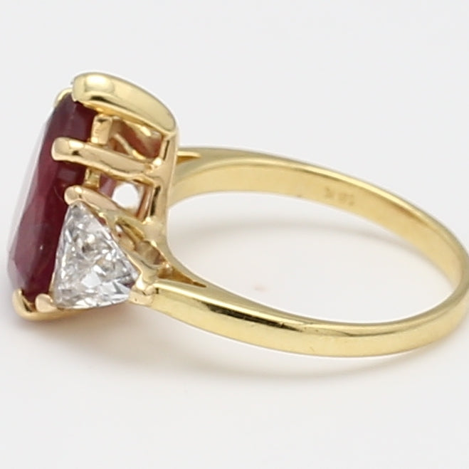 4.00 Carat Ruby 1.07 Carat Triangular Shape Diamond 18 Yellow Gold Gems Stone Ring
