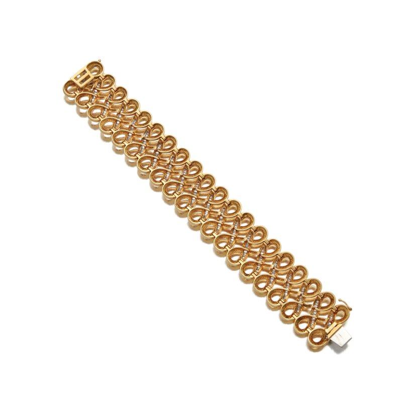 18K Yellow Gold Link Bracelet with 4.5 Carat Tapered Baguette I-VS1 Diamonds