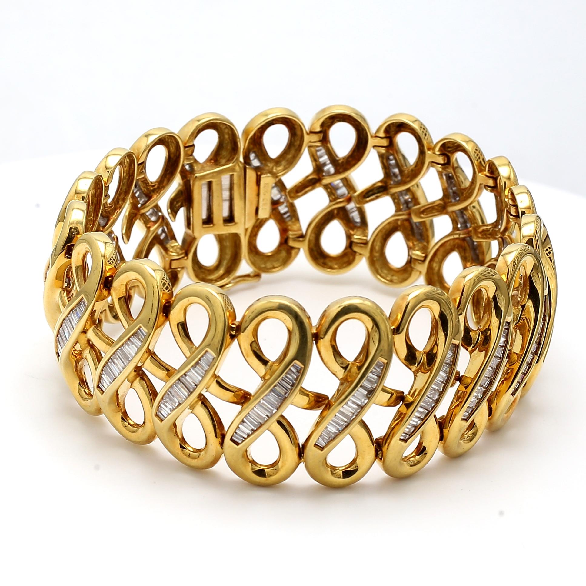 18K Yellow Gold Link Bracelet with 4.5 Carat Tapered Baguette I-VS1 Diamonds