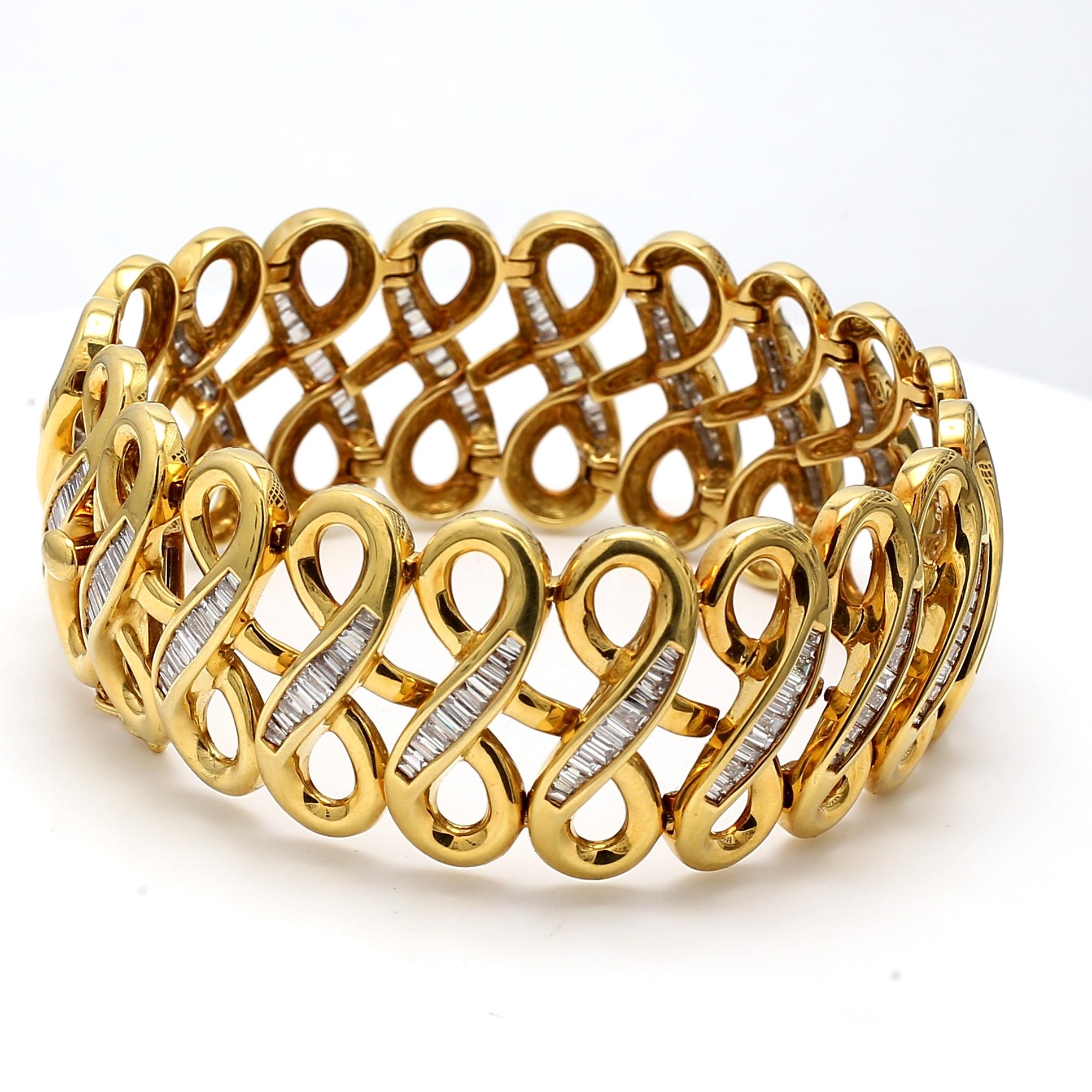 18K Yellow Gold Link Bracelet with 4.5 Carat Tapered Baguette I-VS1 Diamonds