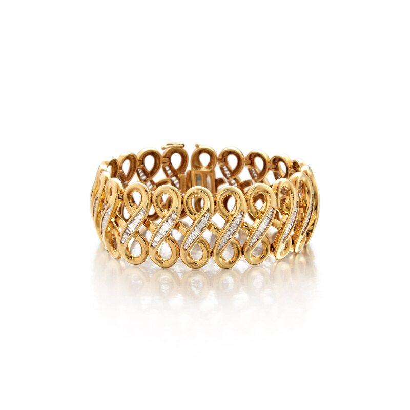 18K Yellow Gold Link Bracelet with 4.5 Carat Tapered Baguette I-VS1 Diamonds