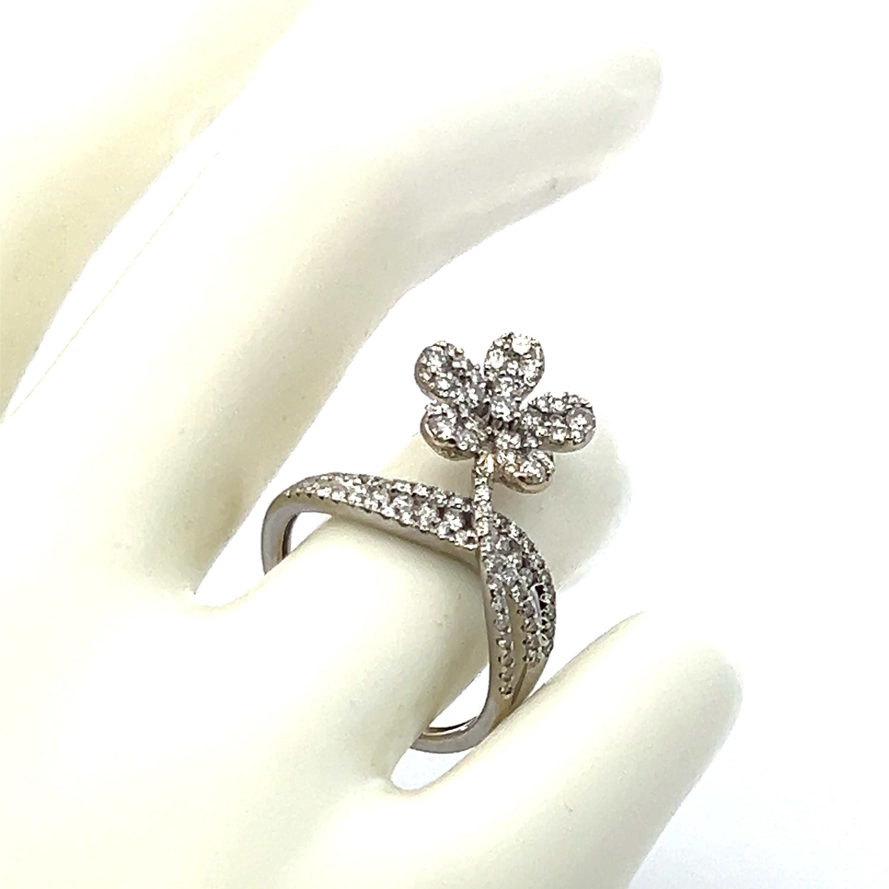 0.60 Carat Round Brilliant G VS2 Diamond 18 Karat White Gold Cocktail Ring