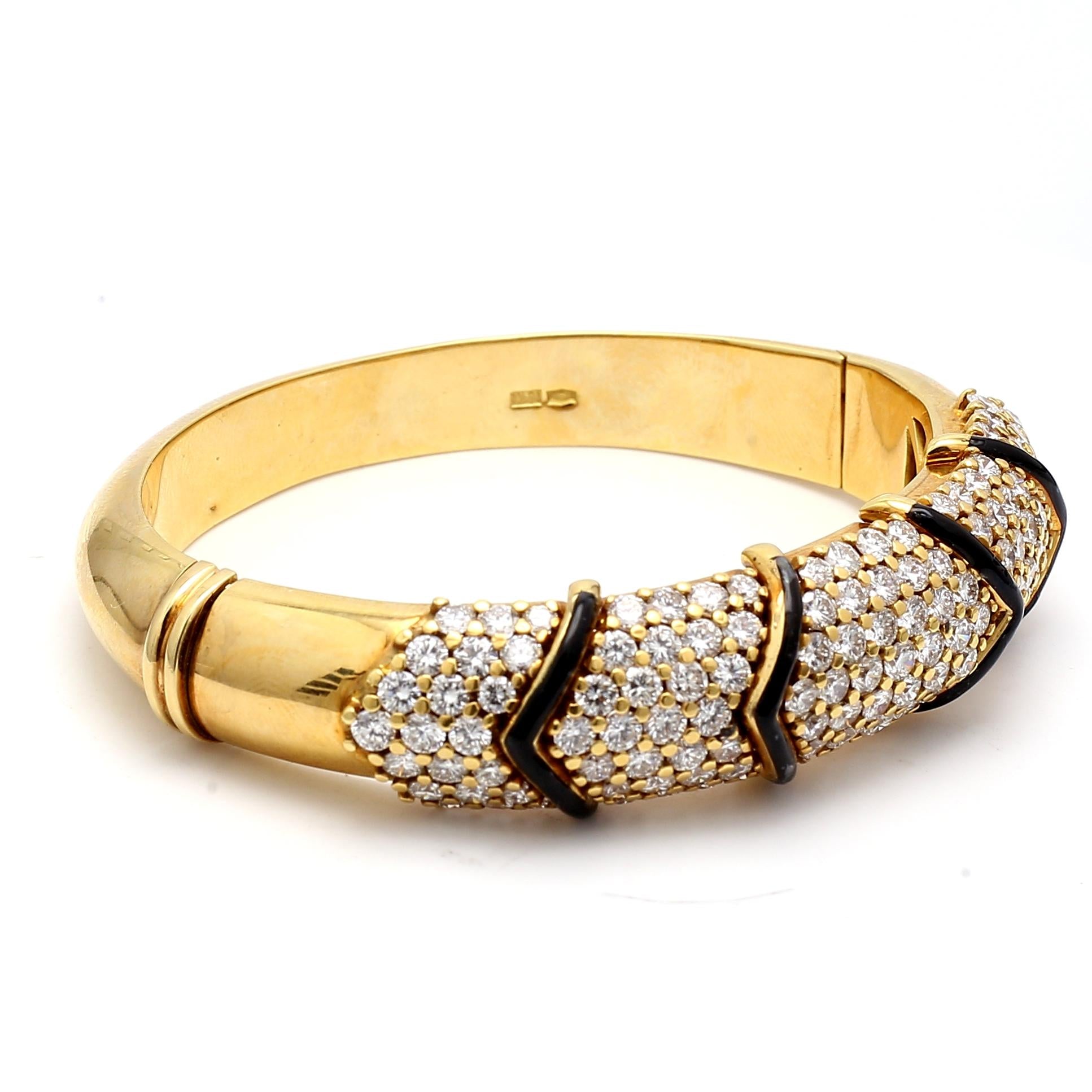 Vintage 18K Yellow Gold Bangle Bracelet with 9 Carat Round H-VS1 Diamonds 6.25in