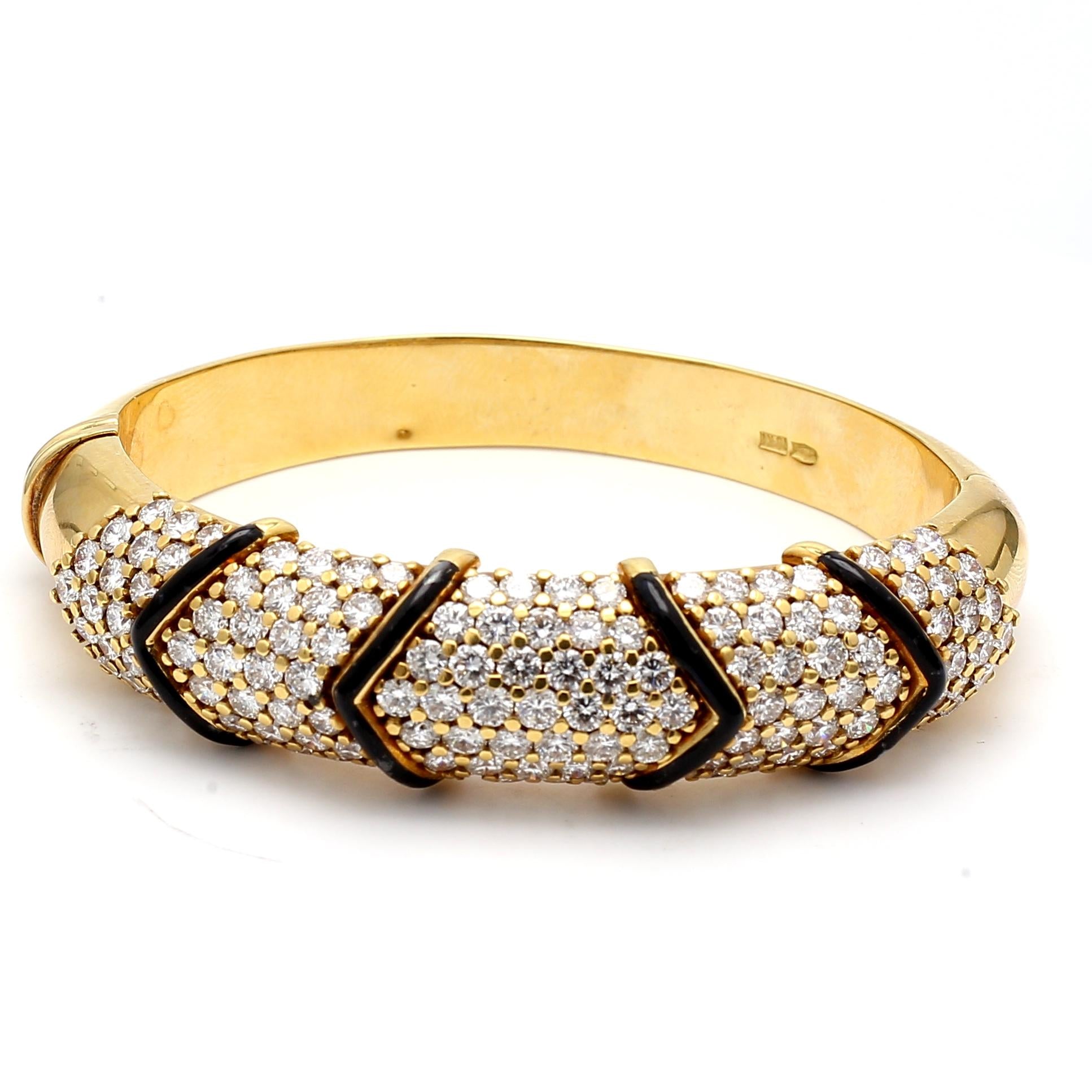Vintage 18K Yellow Gold Bangle Bracelet with 9 Carat Round H-VS1 Diamonds 6.25in