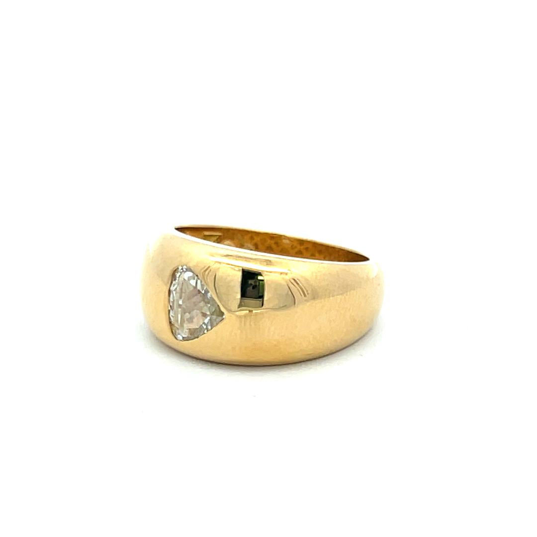 1.04 Carat Pear Shape K VS Diamond 18K Yellow Gold Modern Engagement Ring