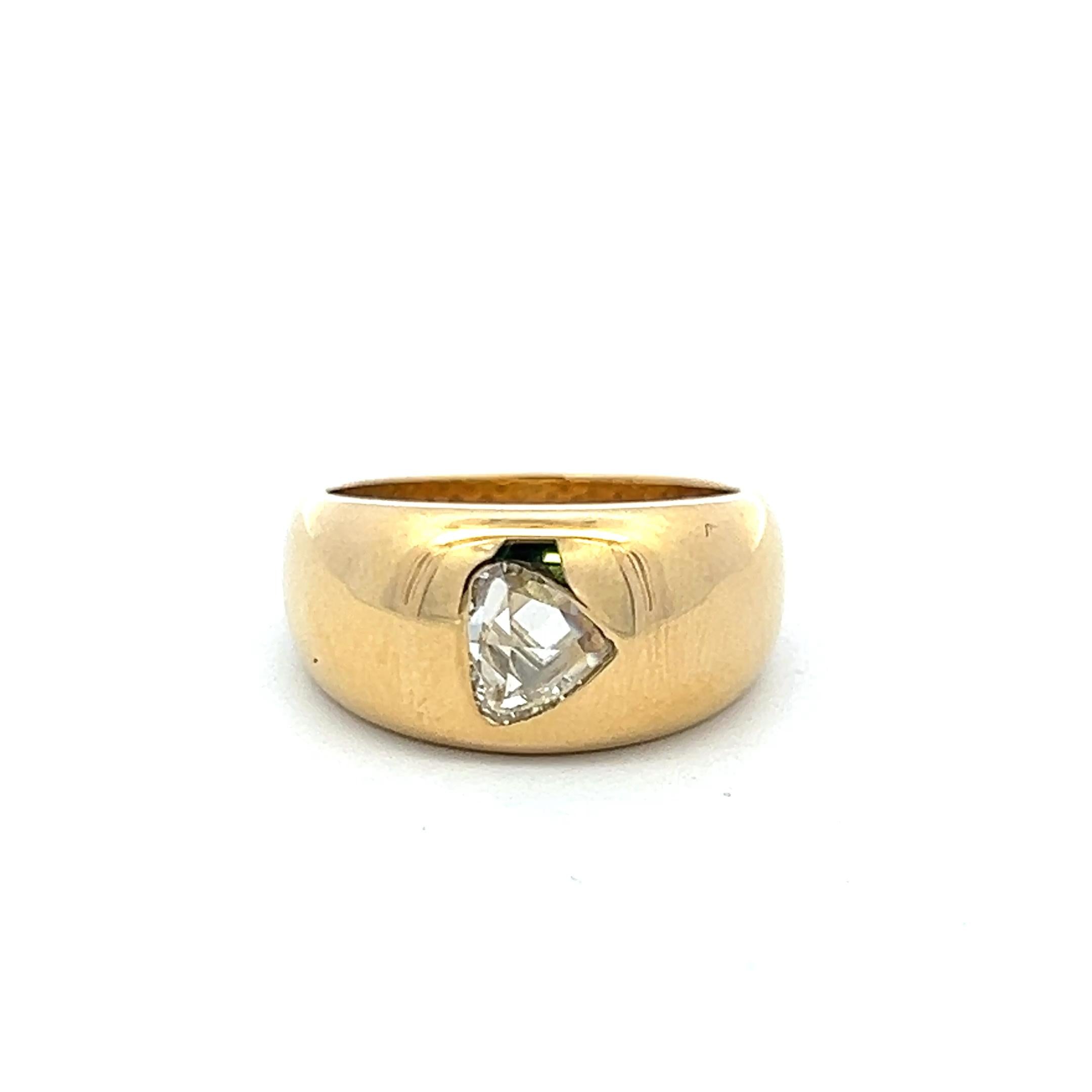 1.04 Carat Pear Shape K VS Diamond 18K Yellow Gold Modern Engagement Ring