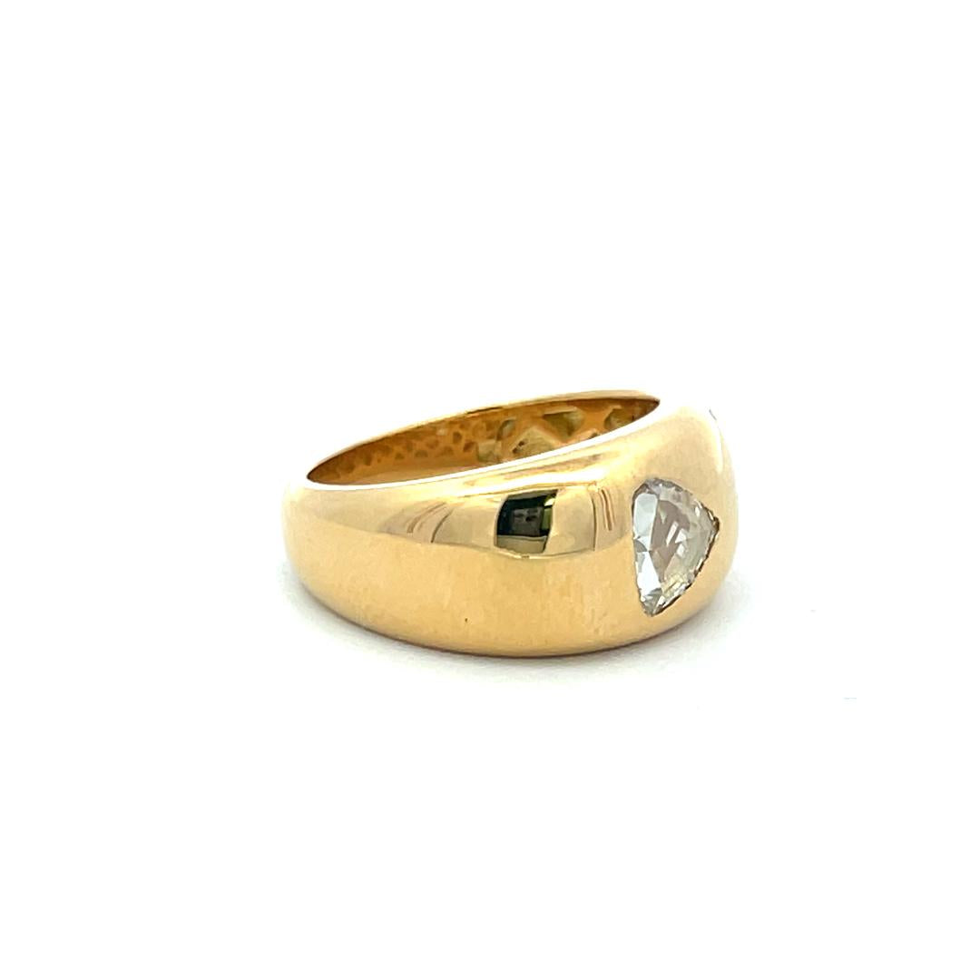 1.04 Carat Pear Shape K VS Diamond 18K Yellow Gold Modern Engagement Ring