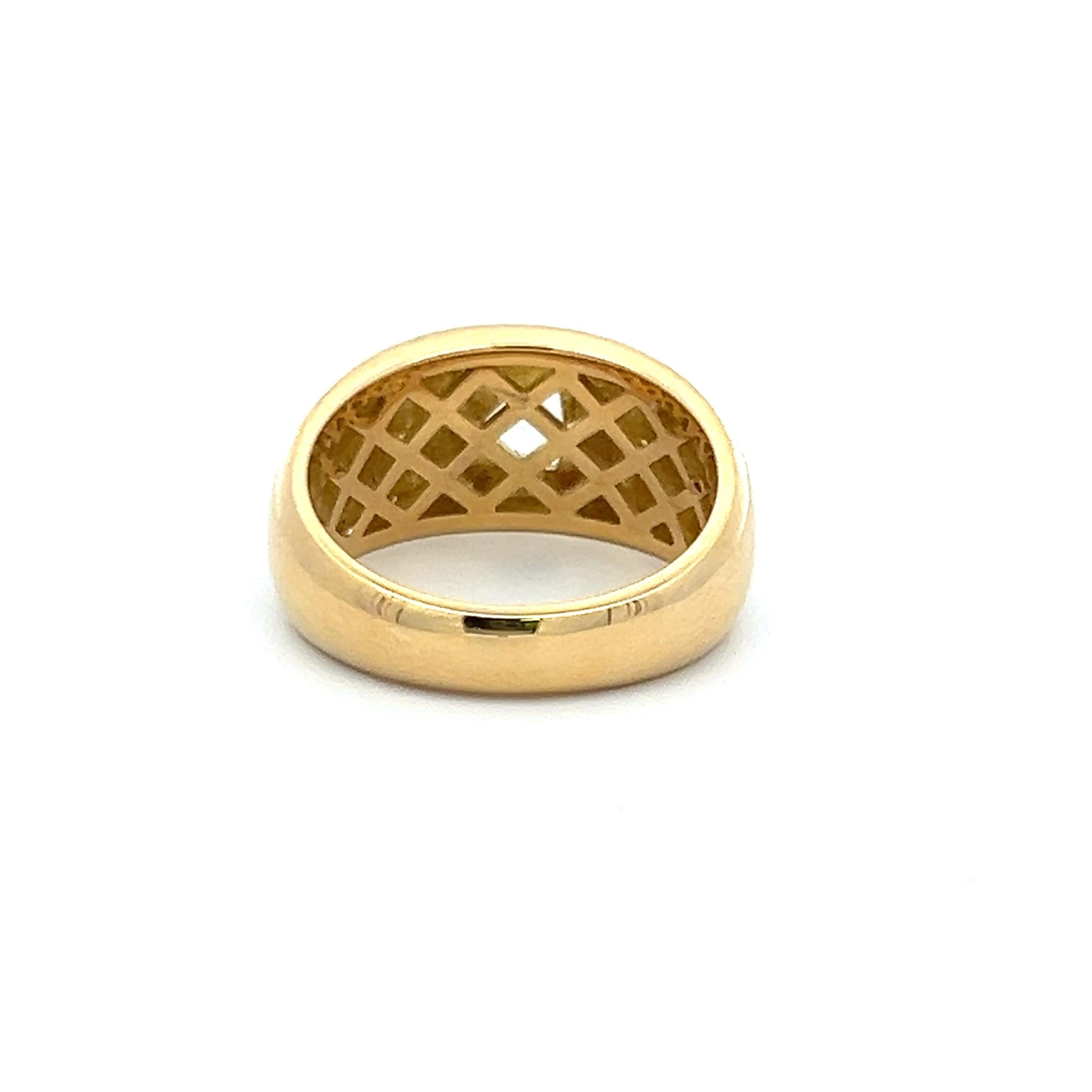 1.04 Carat Pear Shape K VS Diamond 18K Yellow Gold Modern Engagement Ring