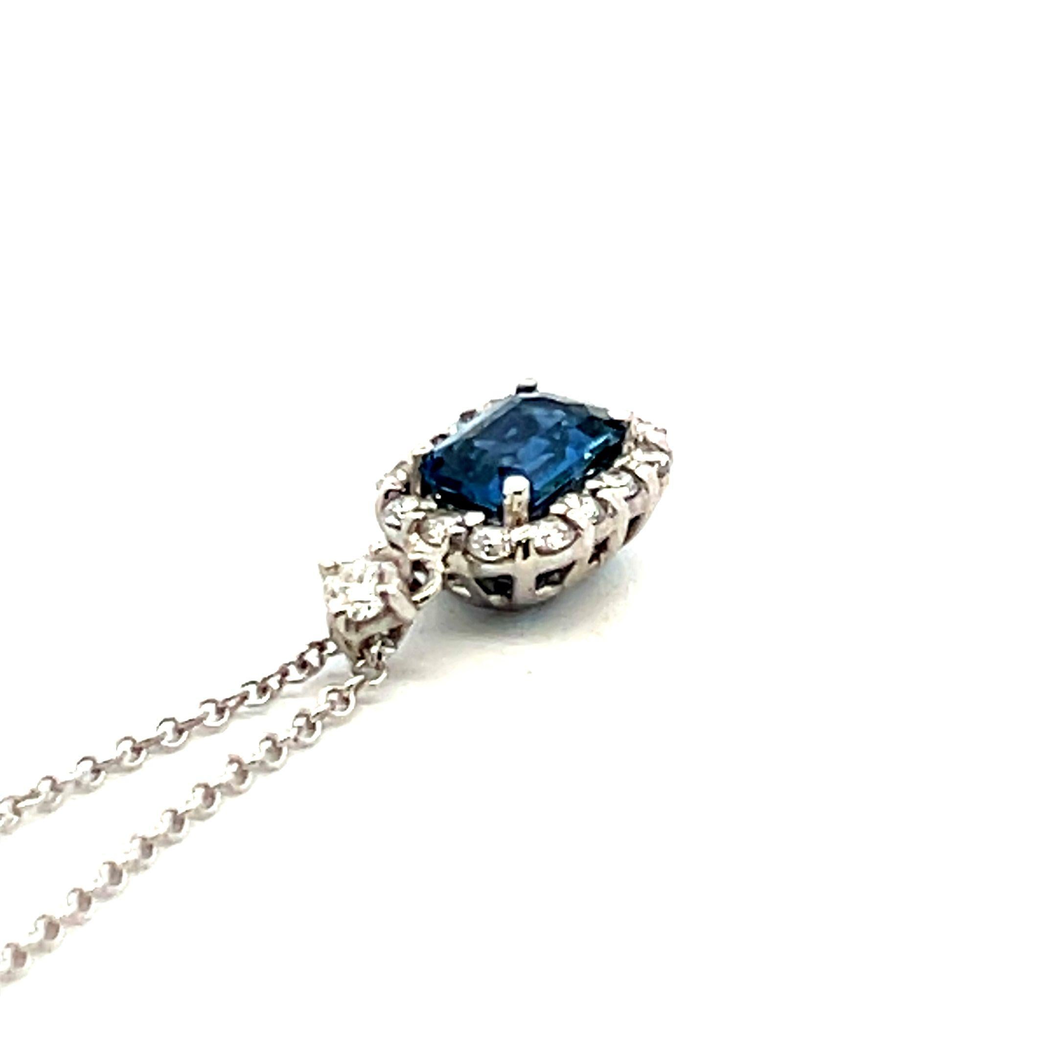 0.77 Carat Sapphire 0.22 Carat Round Diamond 18 Karat W-Gold Pendant Necklace