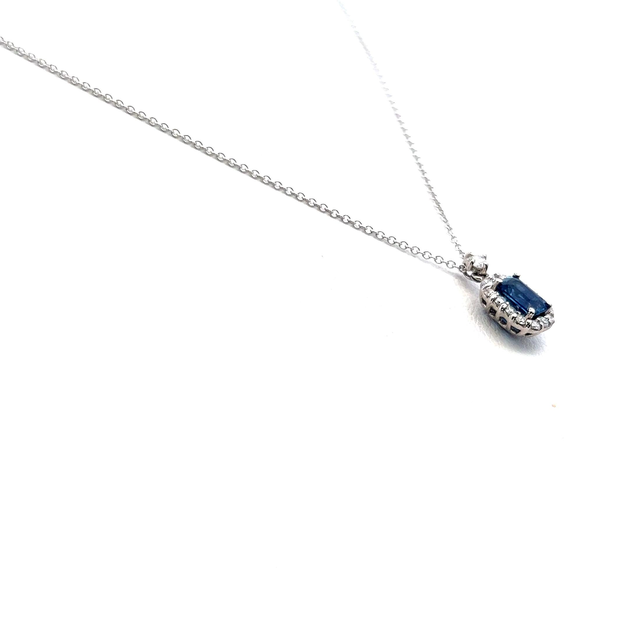 0.77 Carat Sapphire 0.22 Carat Round Diamond 18 Karat W-Gold Pendant Necklace