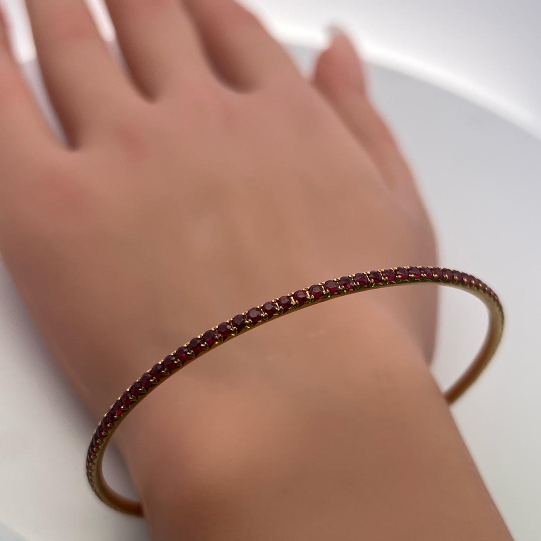 4.02 Carat Round Brilliant Ruby 18 Karat Yellow Gold Bangle Bracelet