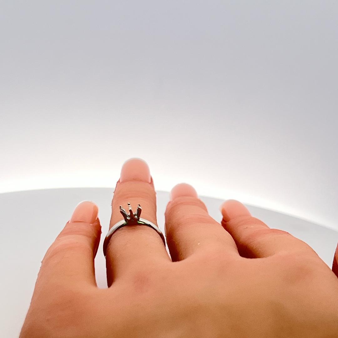 Tiffany & Co Vintage 2.30 Grams Platinum Engagement Ring Hold 0.56 Carat Stone
