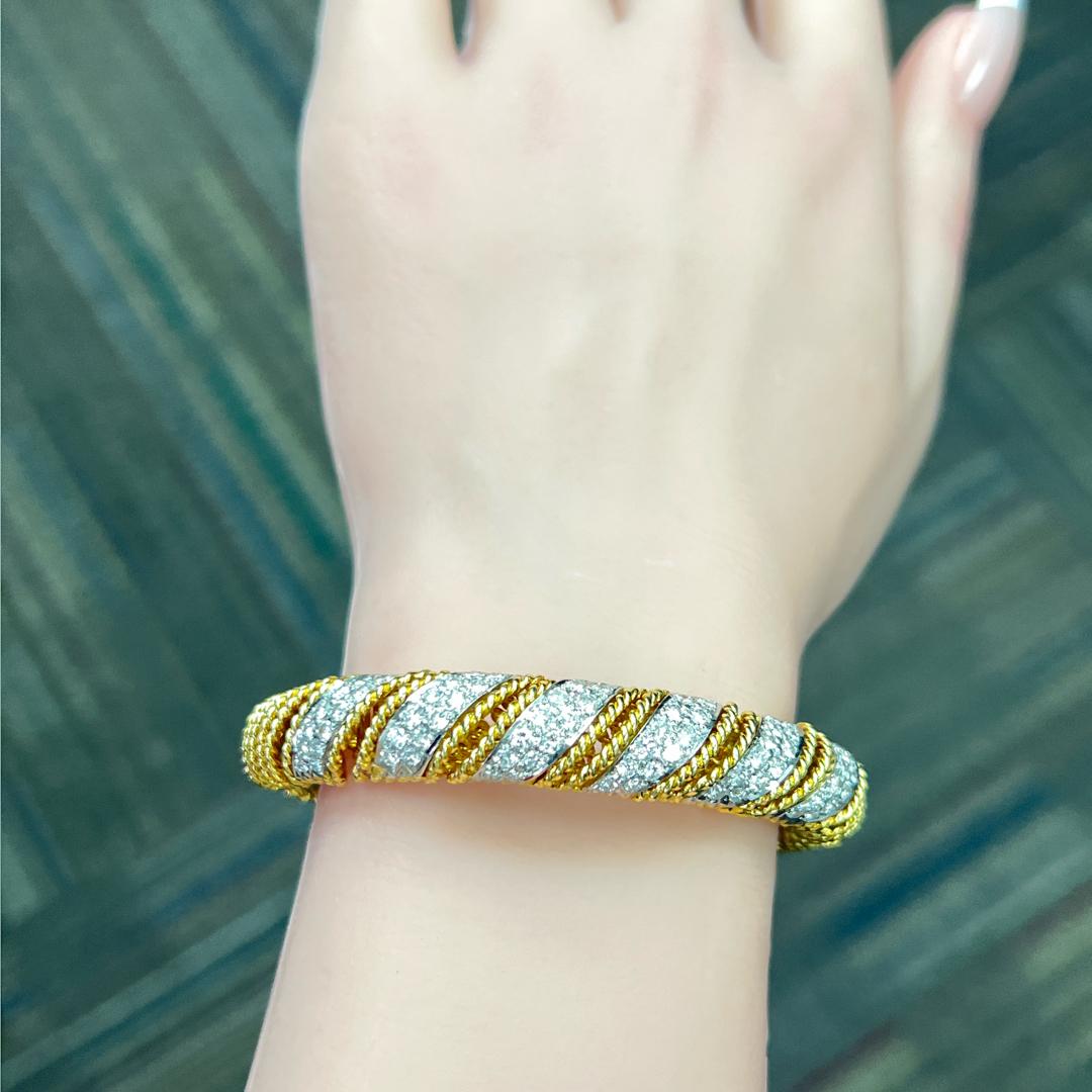 2.16 Carat Round Brilliant G VS Diamond 18 Karat Yellow Gold Bangle Bracelet