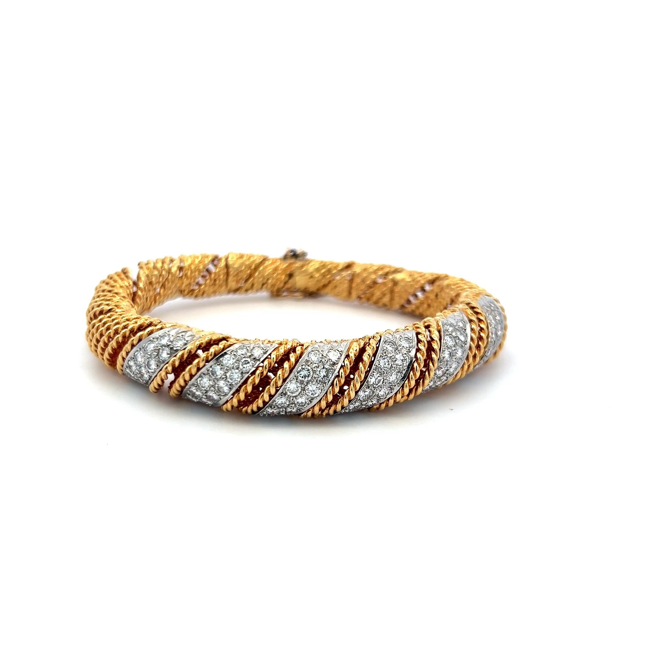 2.16 Carat Round Brilliant G VS Diamond 18 Karat Yellow Gold Bangle Bracelet