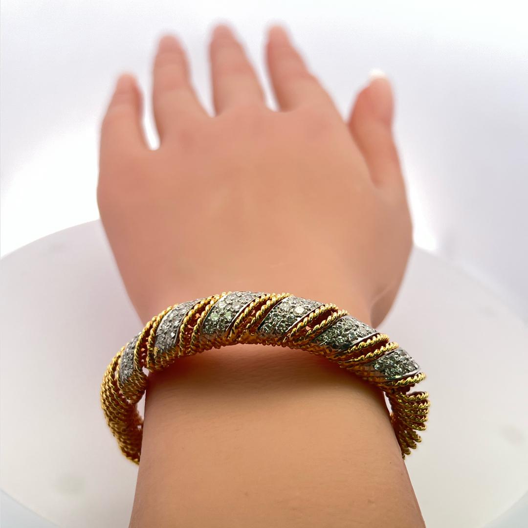 2.16 Carat Round Brilliant G VS Diamond 18 Karat Yellow Gold Bangle Bracelet
