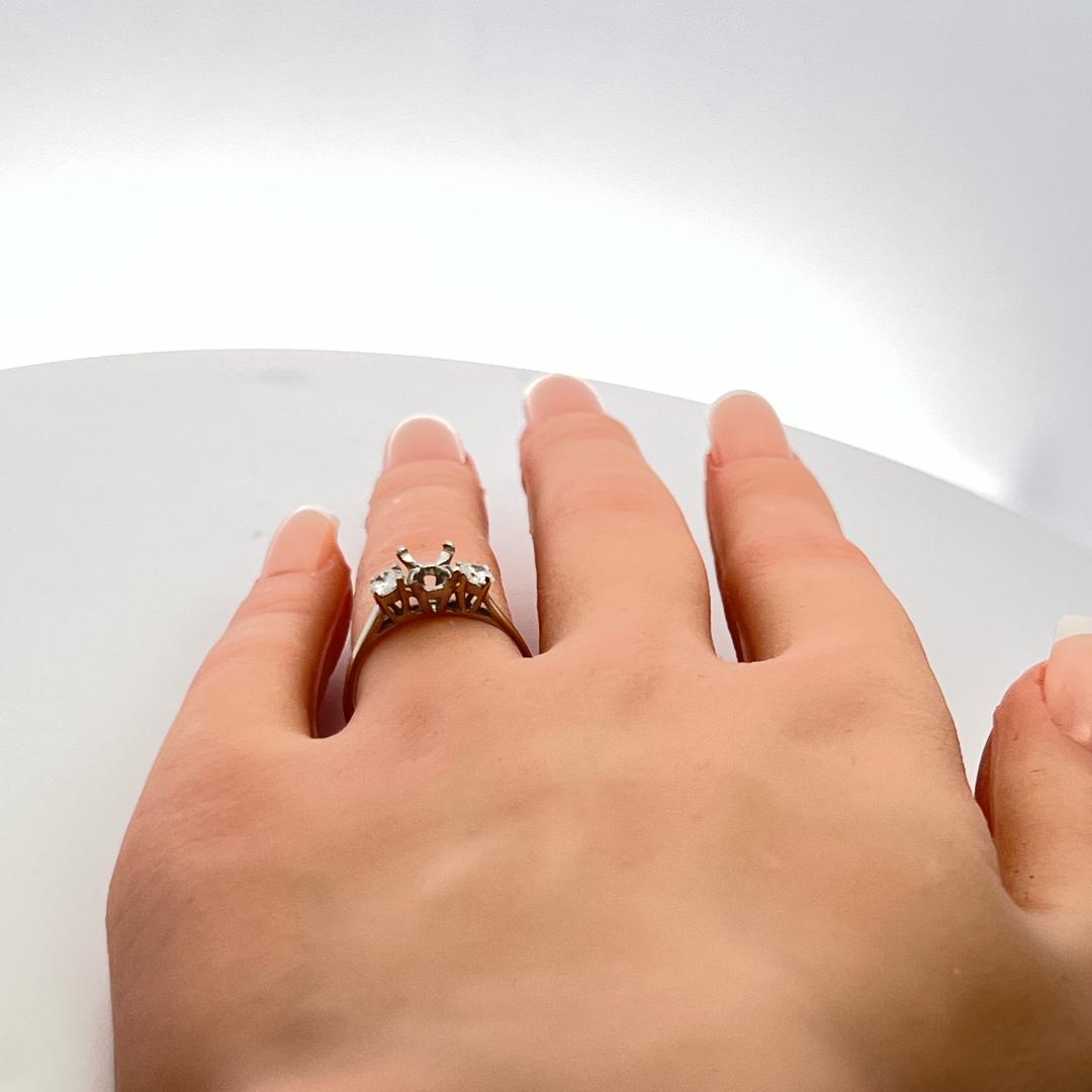 0.30 Carat Round Brilliant G VS Diamond 18 Karat White Gold Semi Mount Ring