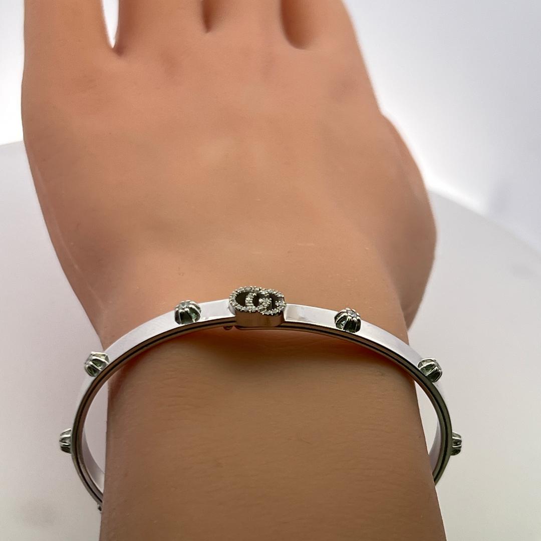 Gucci Vintage 18K White Gold Bangle Bracelet with 1.50 Carat F-VS Diamond