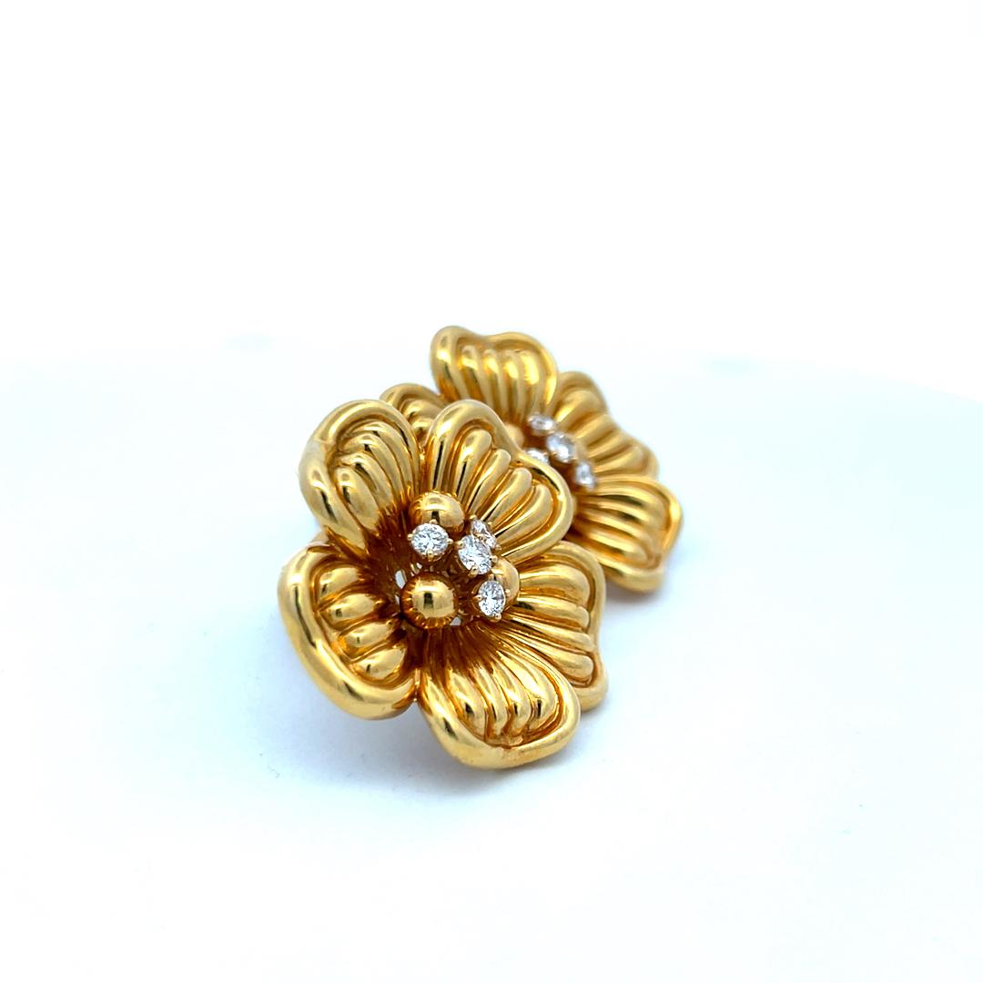 Vintage 18K Yellow Gold Clip On Earrings with 1 Carat Round H-VS Diamonds