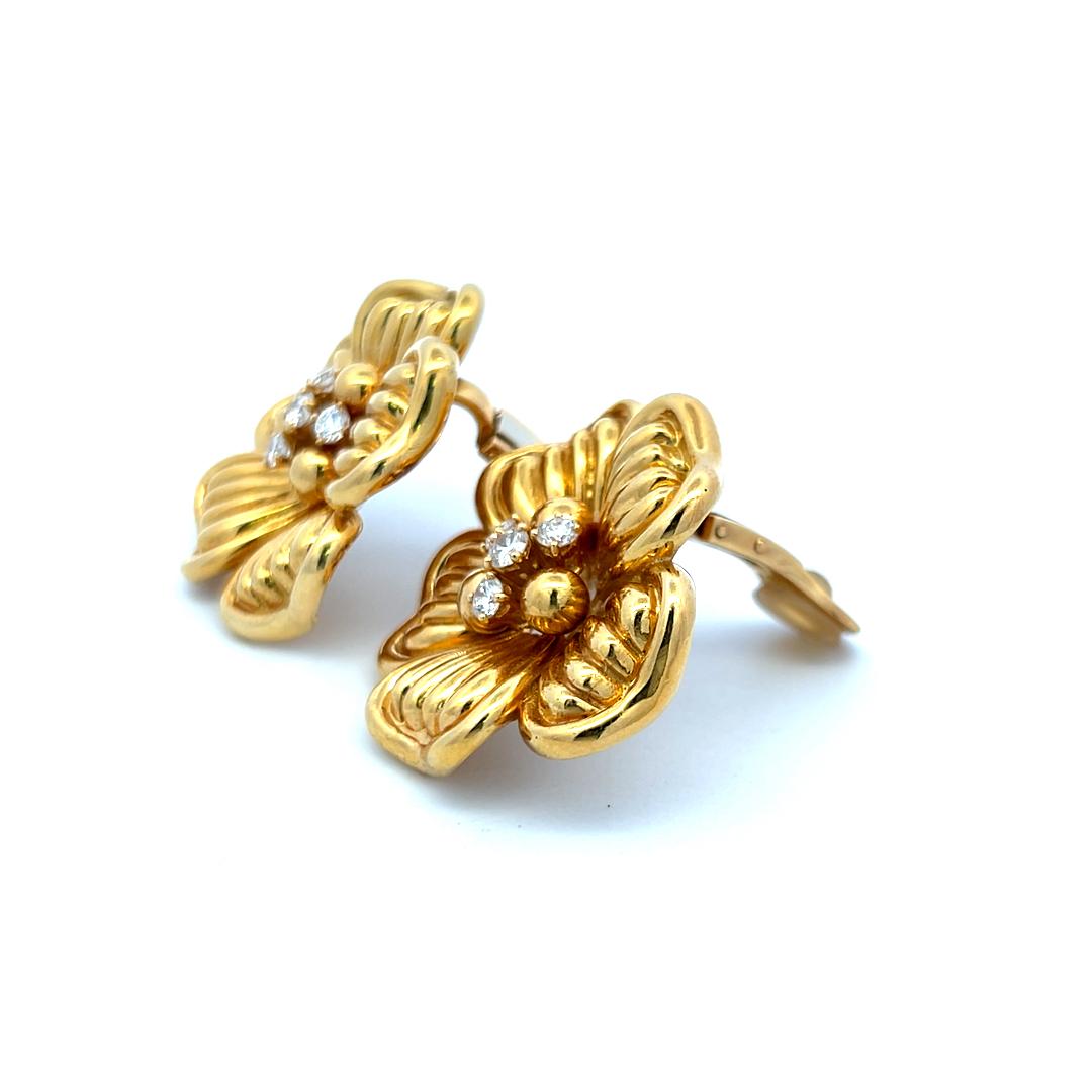 Vintage 18K Yellow Gold Clip On Earrings with 1 Carat Round H-VS Diamonds