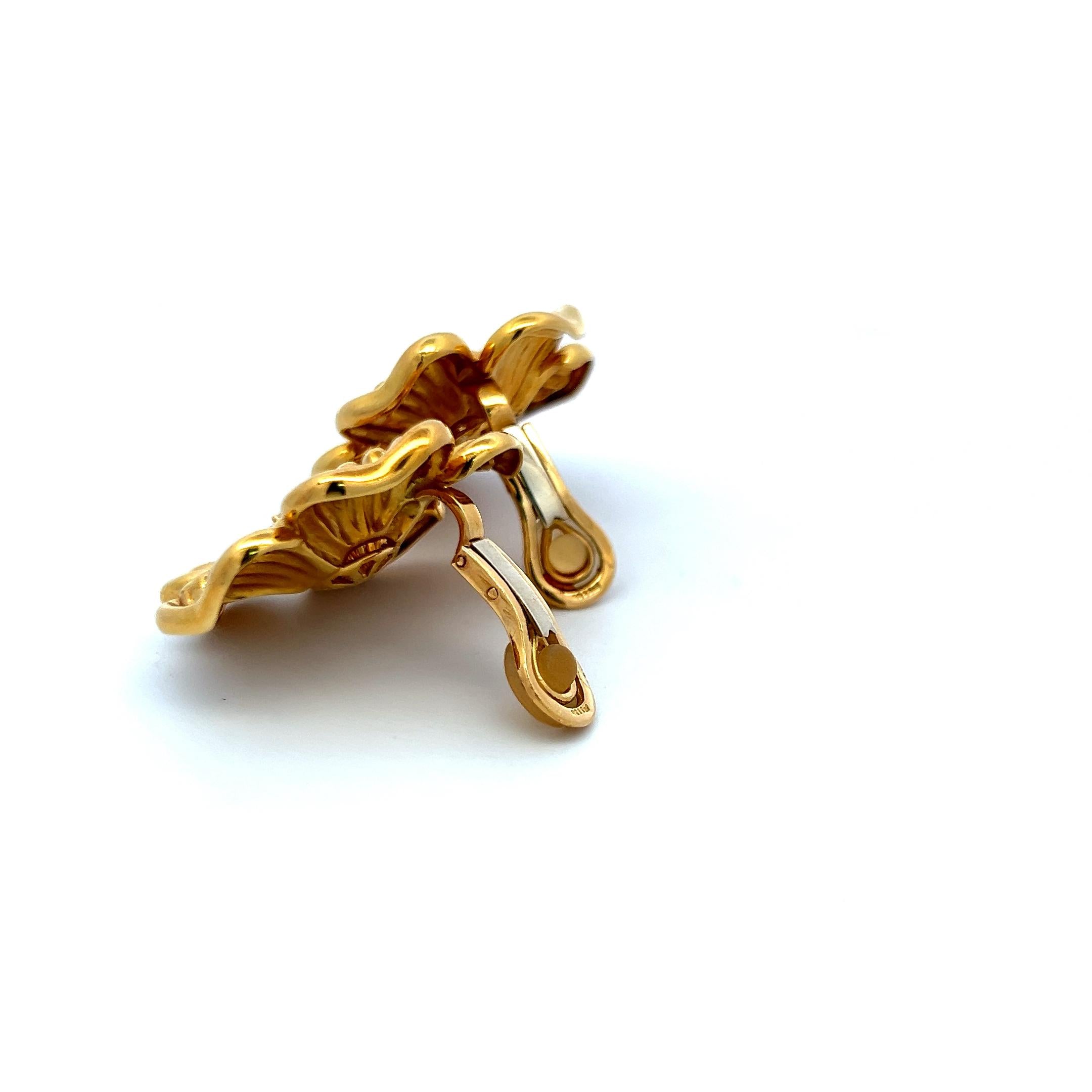 Vintage 18K Yellow Gold Clip On Earrings with 1 Carat Round H-VS Diamonds