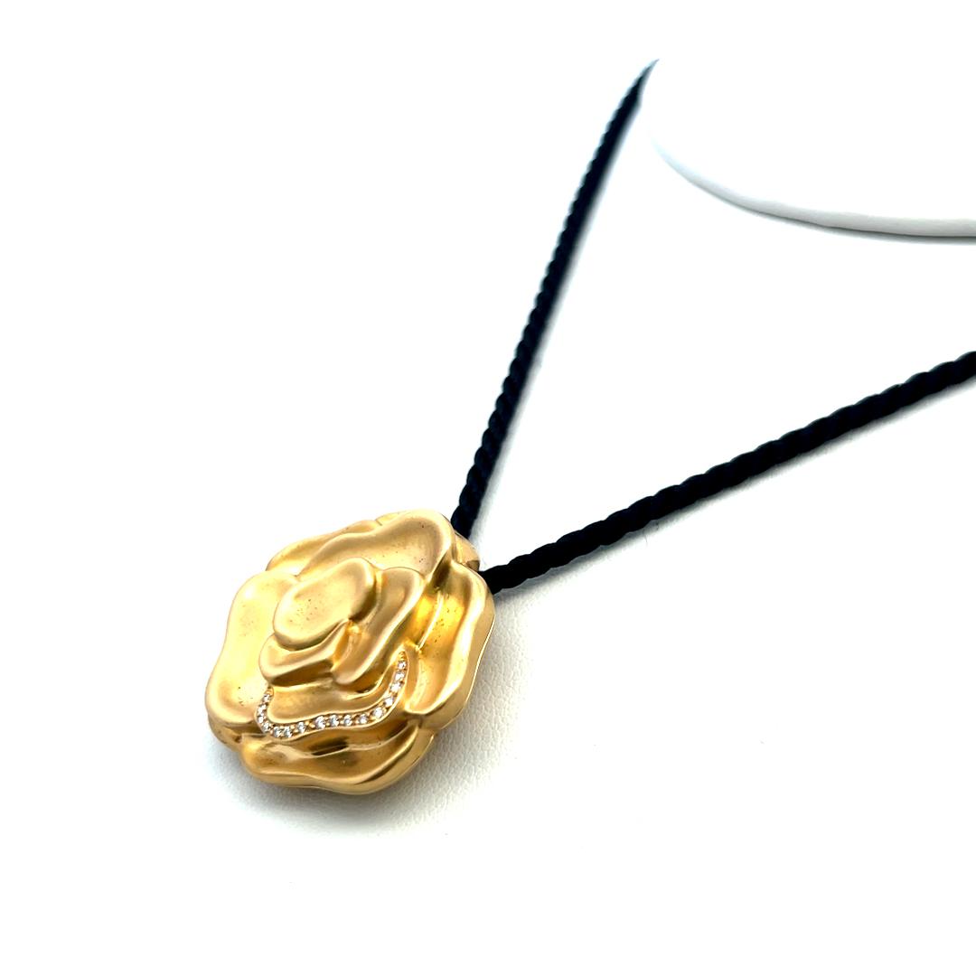 Angela Cummings 0.08 Carat Round Diamond 18K Yellow Gold Pendant Necklace