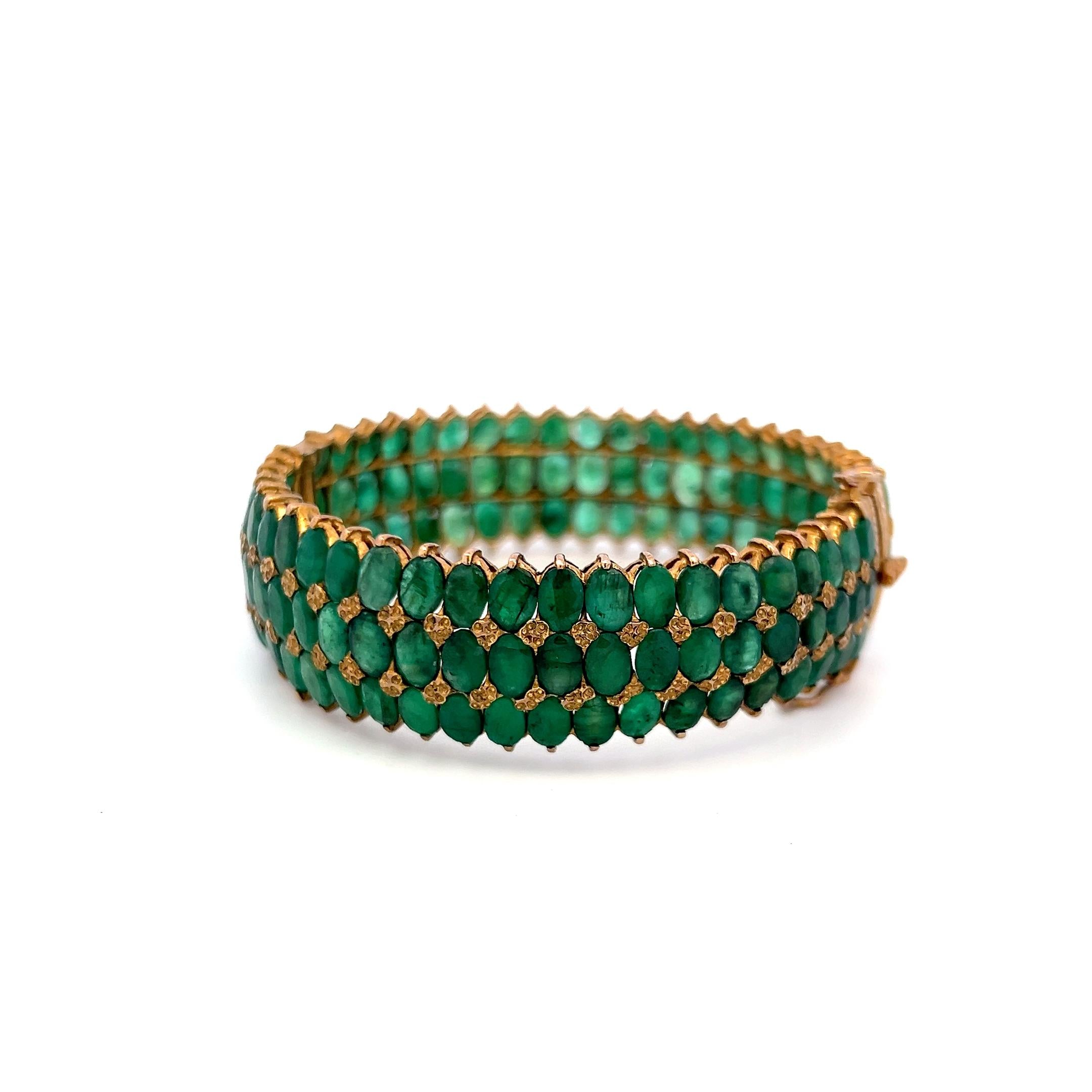 18 Karat Yellow Gold Oval 75 Carat Jade Bangle Bracelet 7 Inch 35.40 Grams