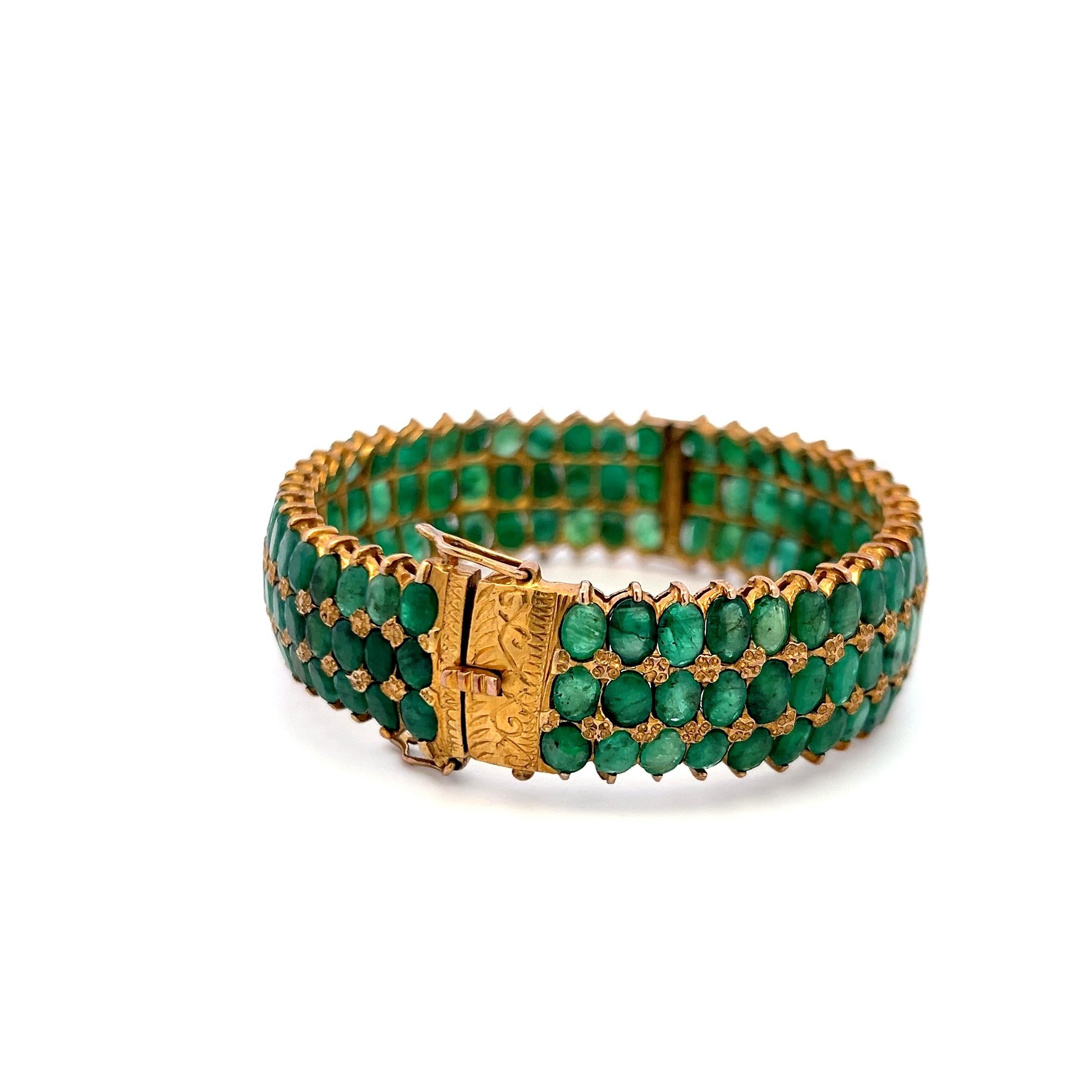 18 Karat Yellow Gold Oval 75 Carat Jade Bangle Bracelet 7 Inch 35.40 Grams