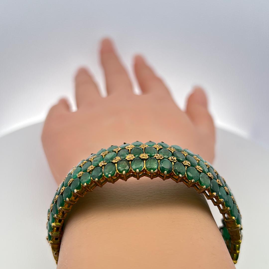 18 Karat Yellow Gold Oval 75 Carat Jade Bangle Bracelet 7 Inch 35.40 Grams