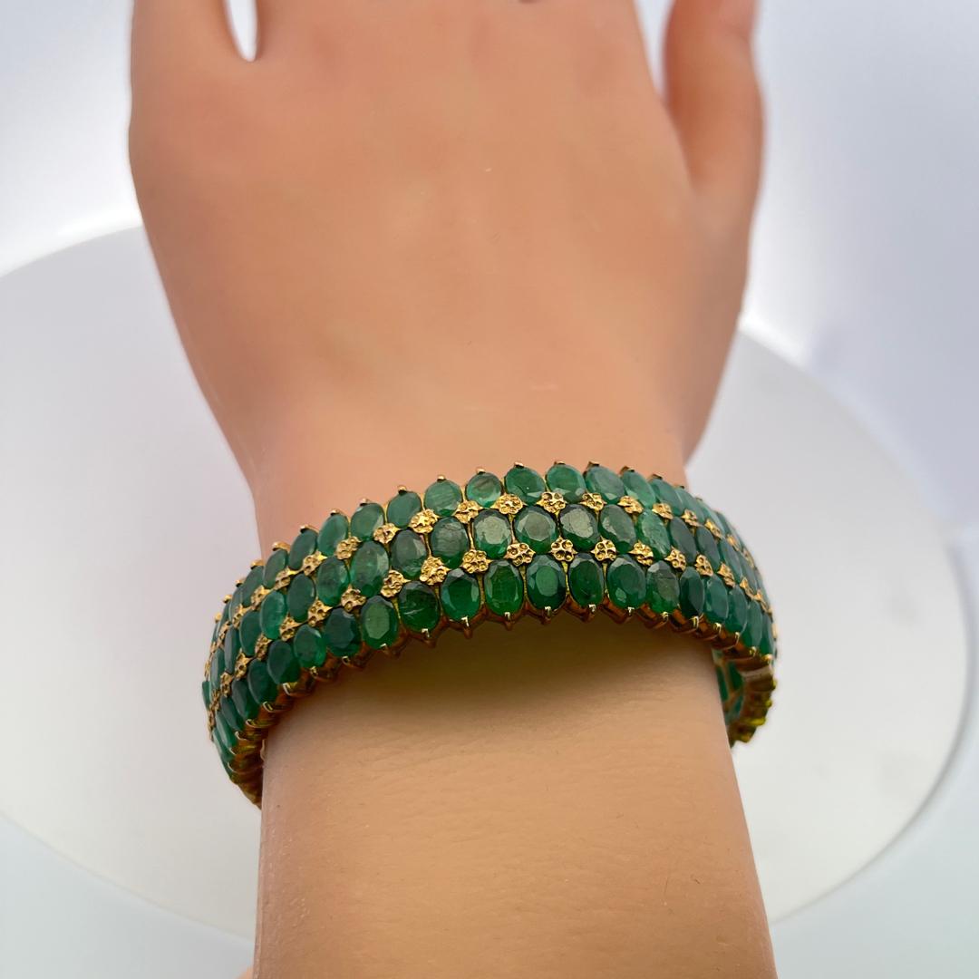 18 Karat Yellow Gold Oval 75 Carat Jade Bangle Bracelet 7 Inch 35.40 Grams