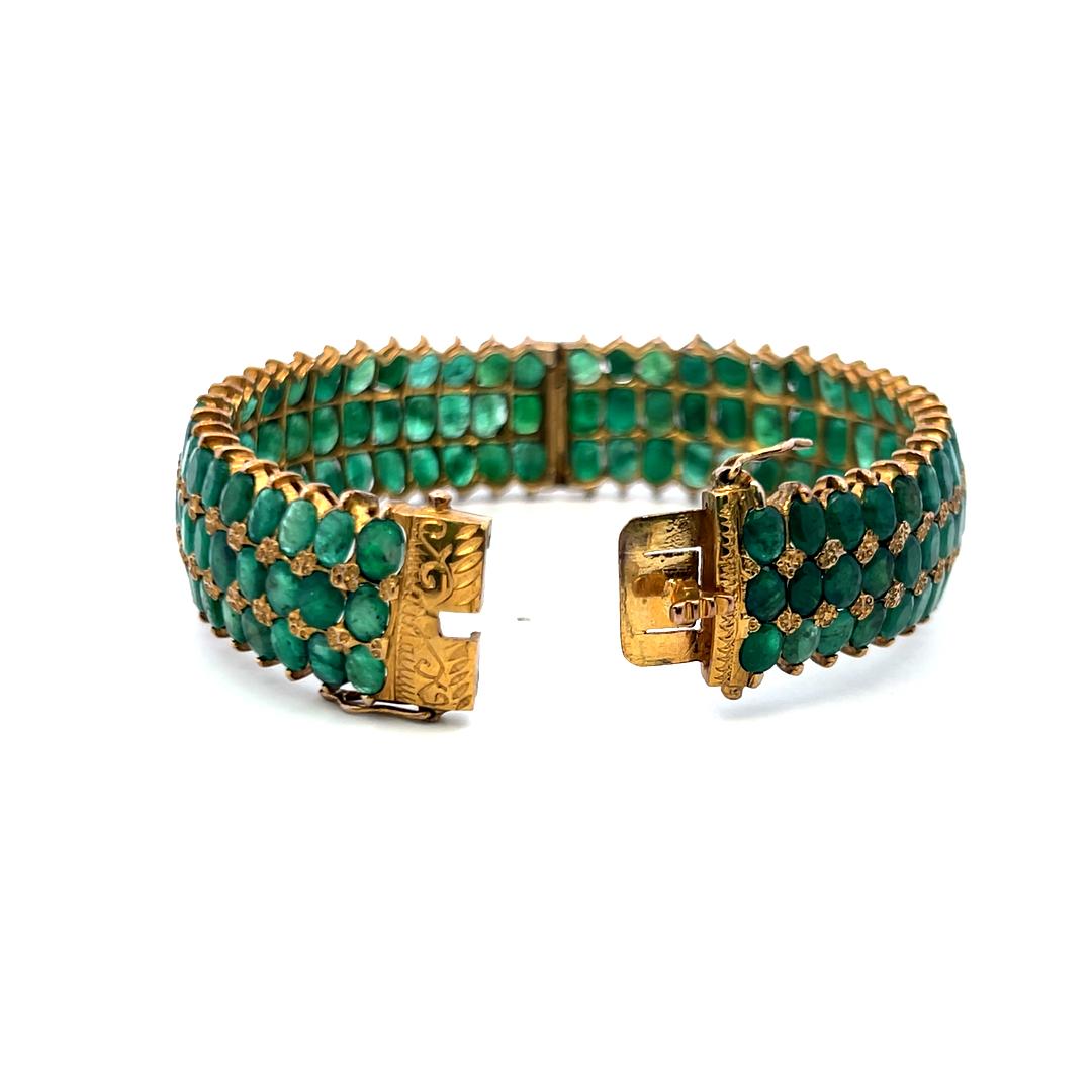 18 Karat Yellow Gold Oval 75 Carat Jade Bangle Bracelet 7 Inch 35.40 Grams