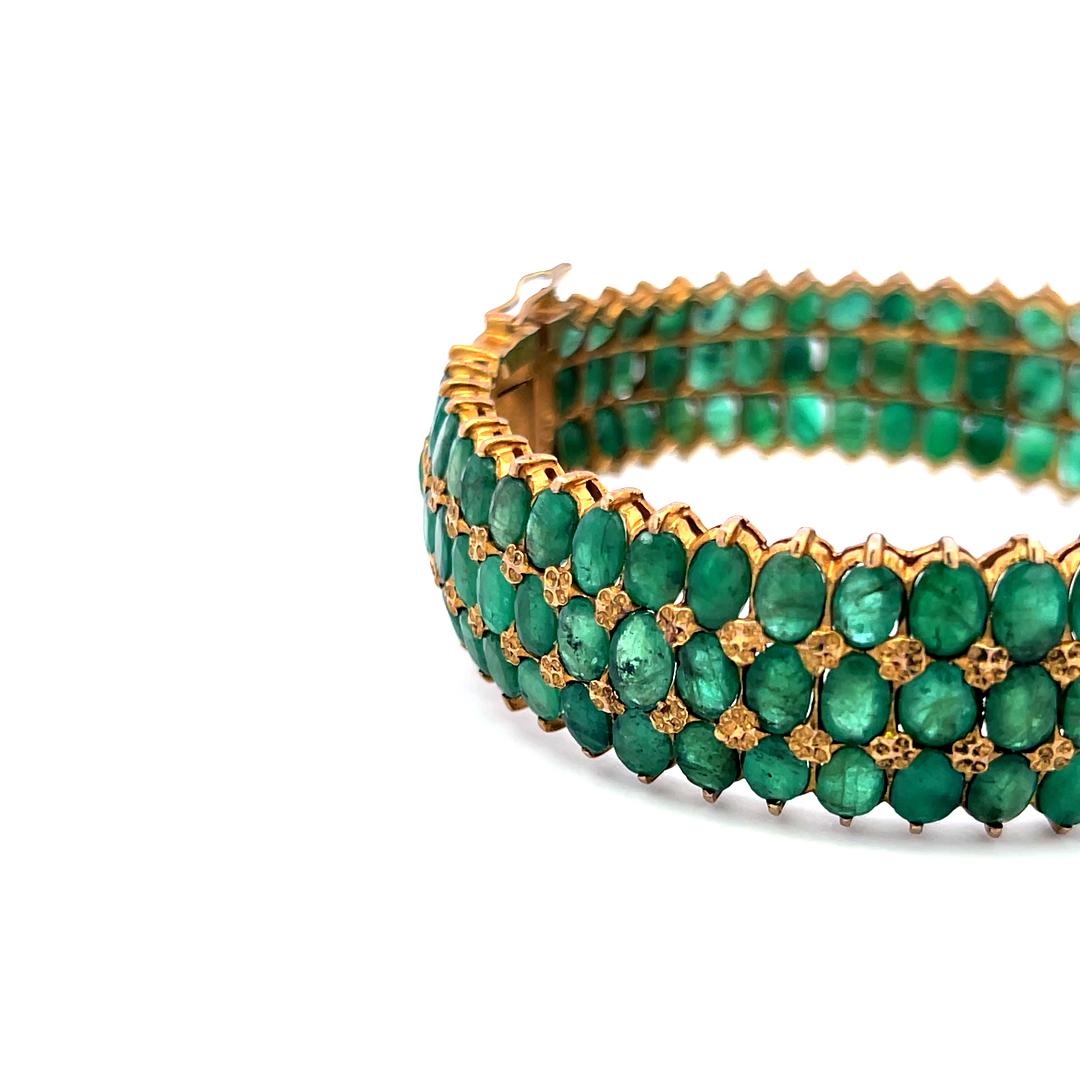 18 Karat Yellow Gold Oval 75 Carat Jade Bangle Bracelet 7 Inch 35.40 Grams