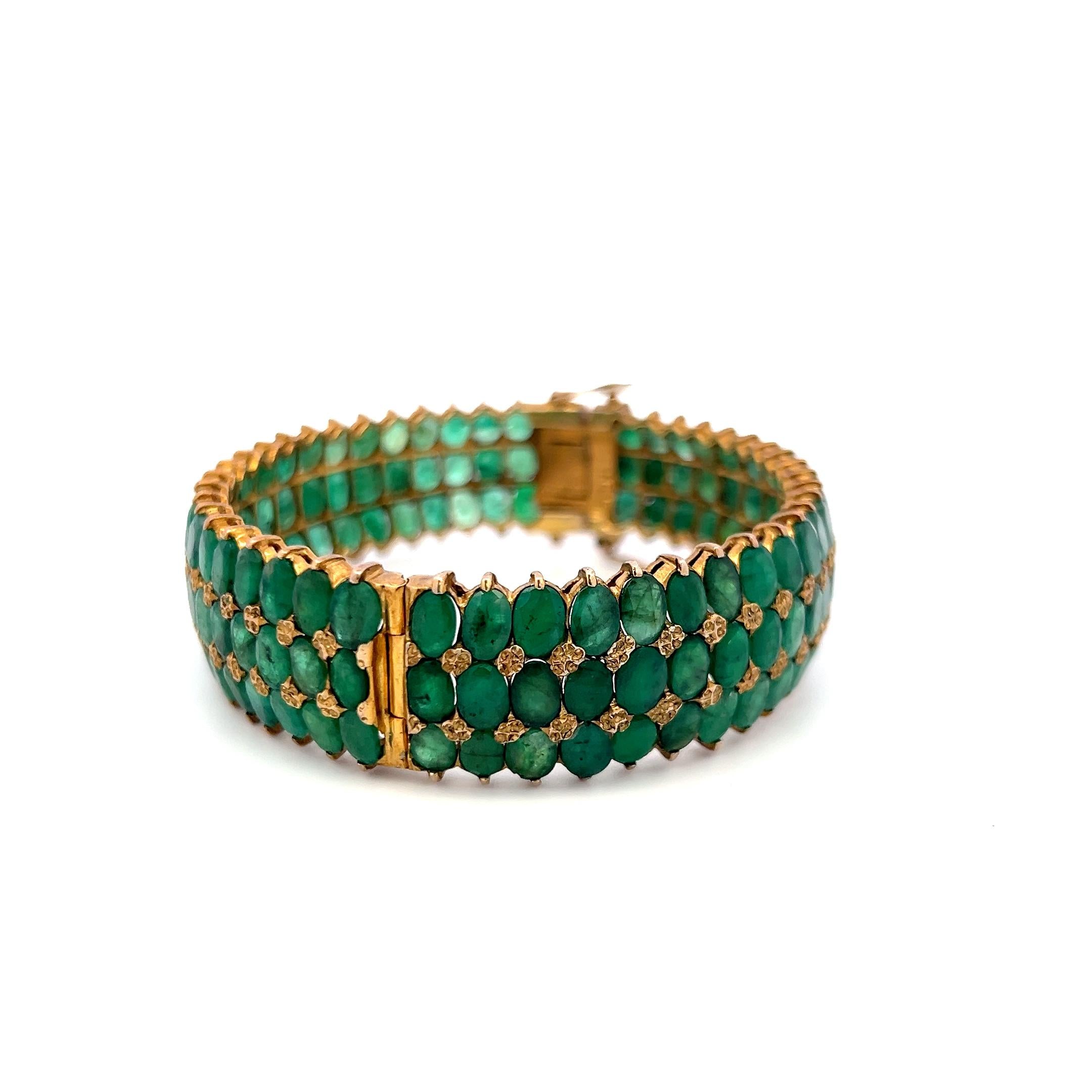 18 Karat Yellow Gold Oval 75 Carat Jade Bangle Bracelet 7 Inch 35.40 Grams