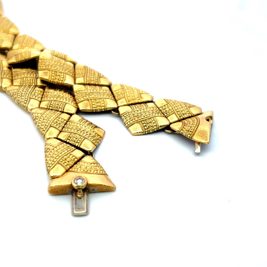 18K Yellow Gold Collar Necklace 0.10ct G VS Diamond Textured Link Design