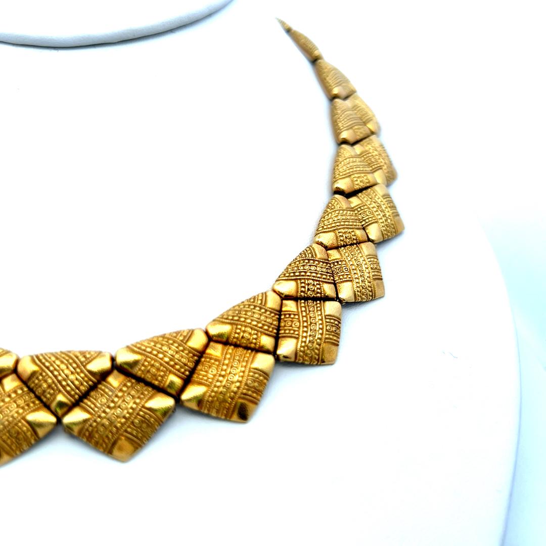 18K Yellow Gold Collar Necklace 0.10ct G VS Diamond Textured Link Design