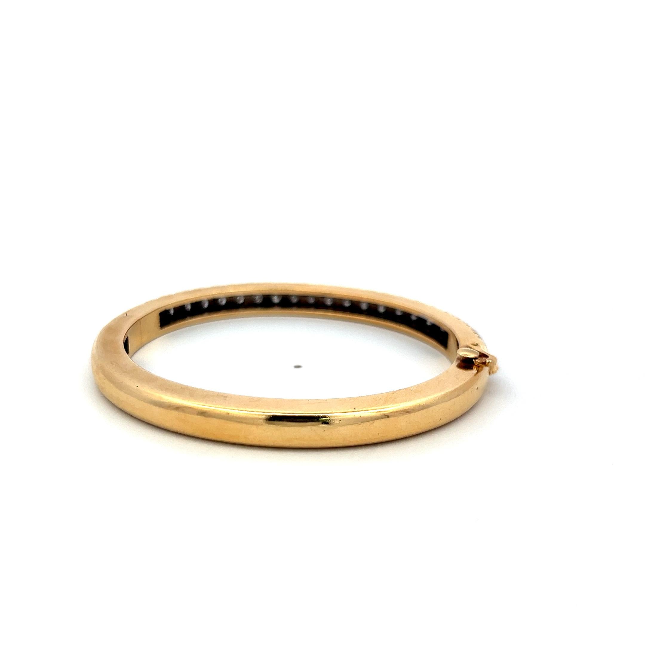Vintage 18K Yellow Gold Bangle Bracelet with 2.2 Carat Circular Cut G-VS Diamond