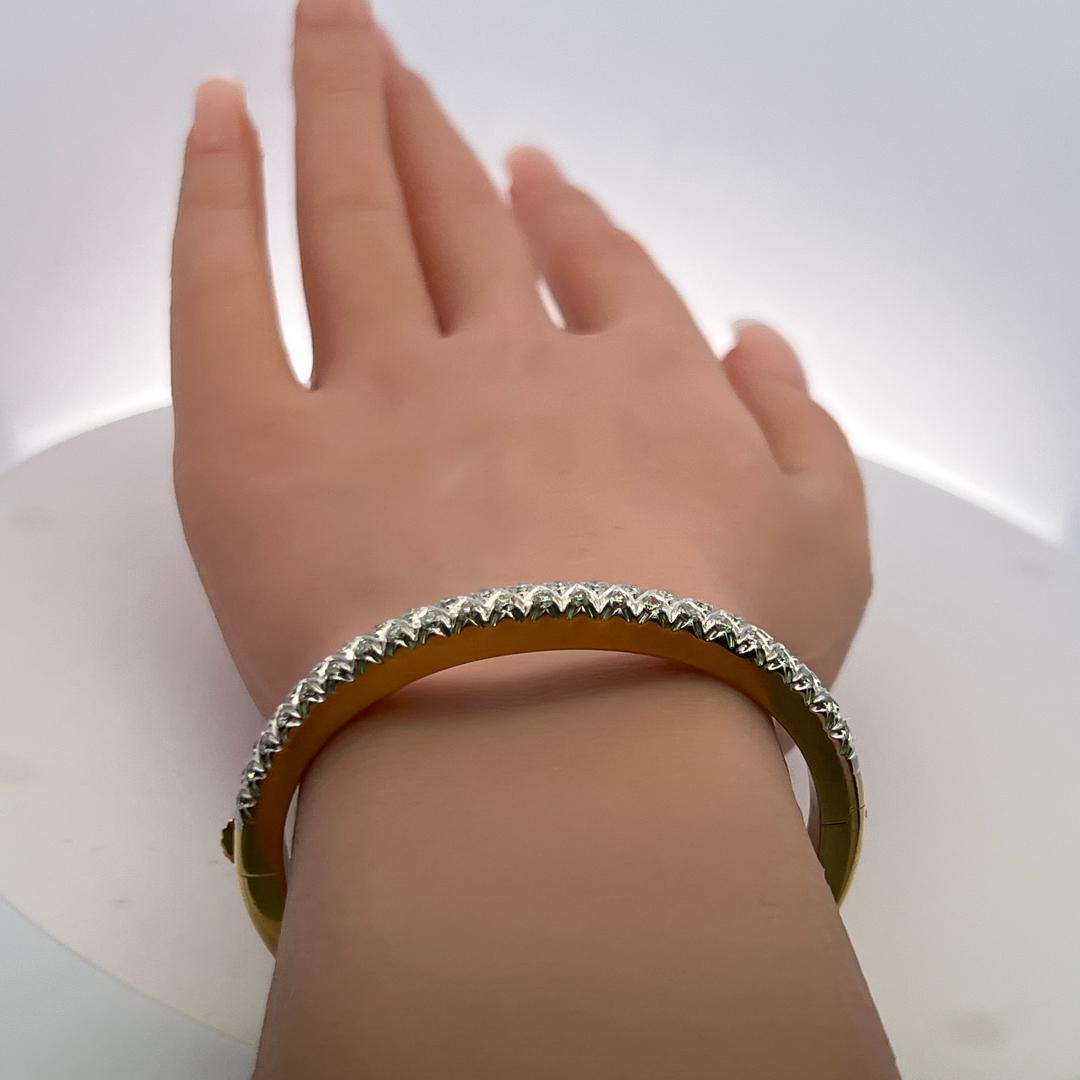 Vintage 18K Yellow Gold Bangle Bracelet with 2.2 Carat Circular Cut G-VS Diamond
