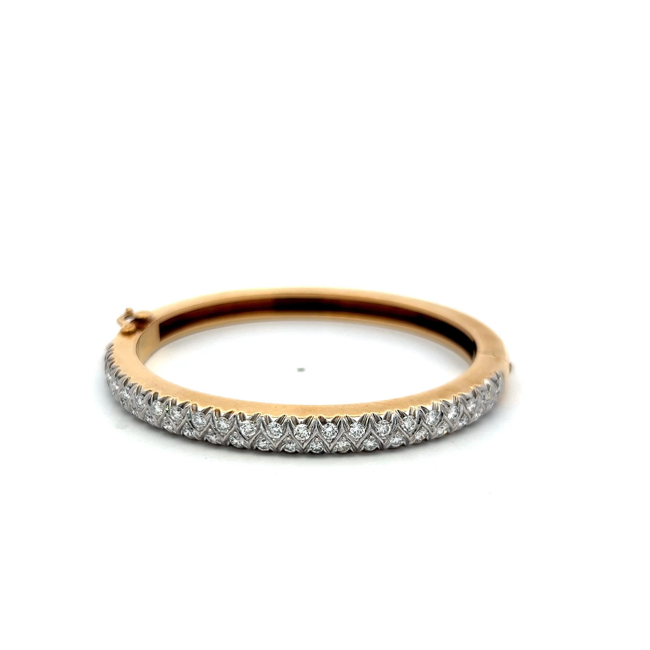 Vintage 18K Yellow Gold Bangle Bracelet with 2.2 Carat Circular Cut G-VS Diamond