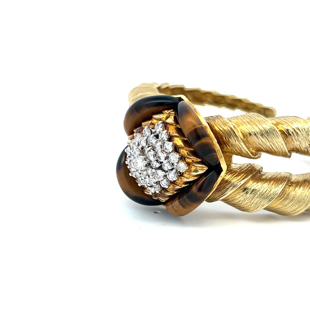 Vintage 18K Yellow Gold Bangle Bracelet with 1.35 Carat Round H VS Diamonds