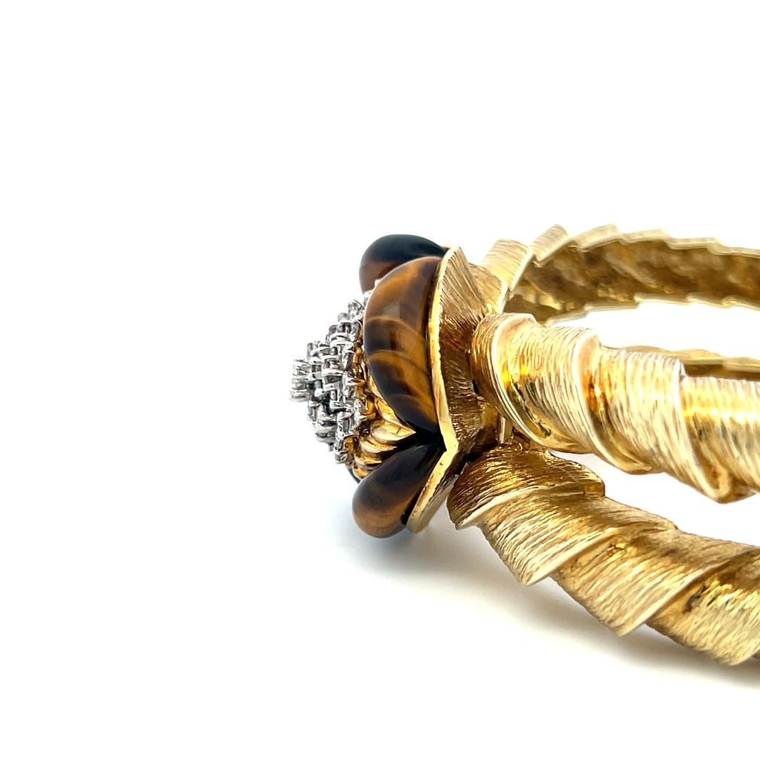 Vintage 18K Yellow Gold Bangle Bracelet with 1.35 Carat Round H VS Diamonds