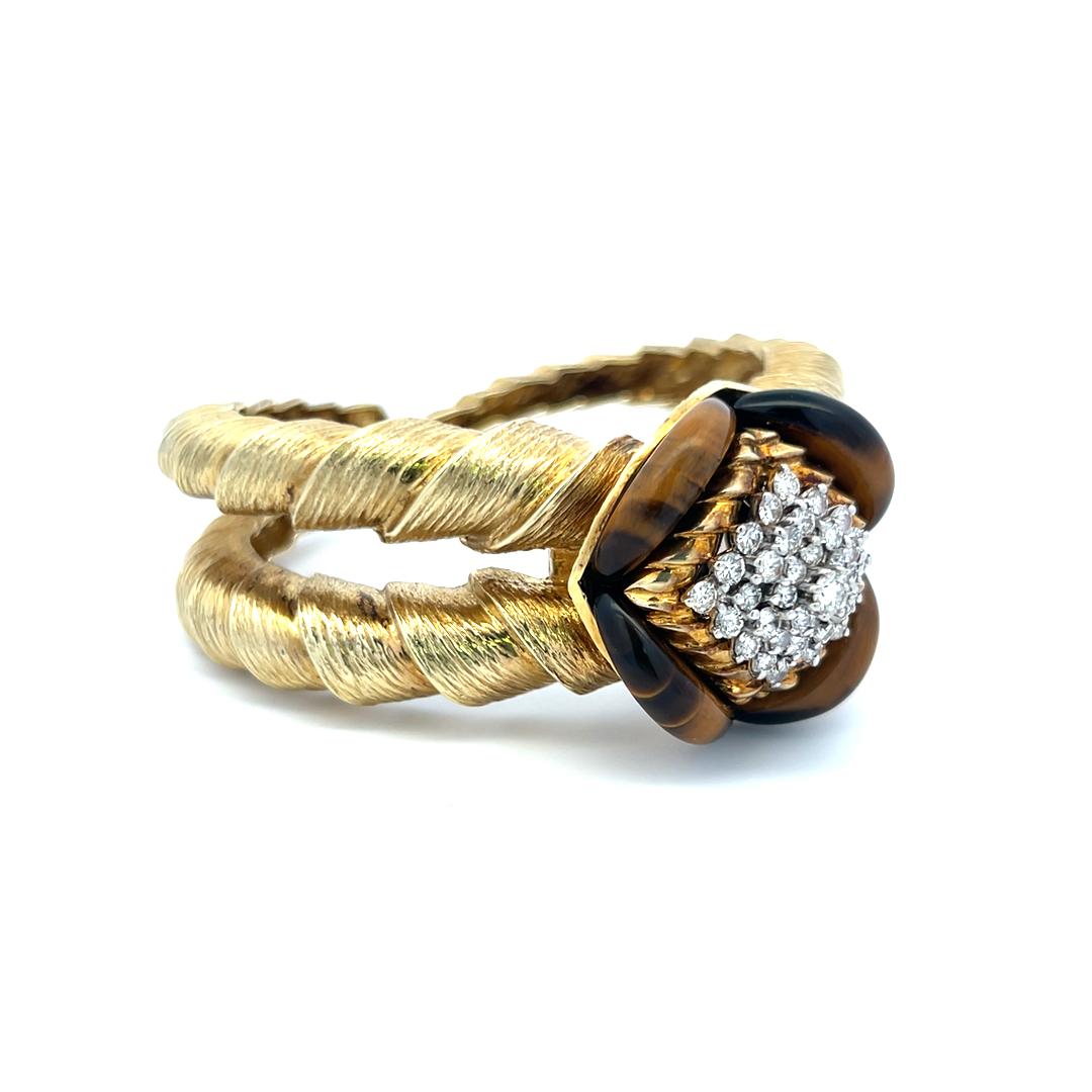 Vintage 18K Yellow Gold Bangle Bracelet with 1.35 Carat Round H VS Diamonds