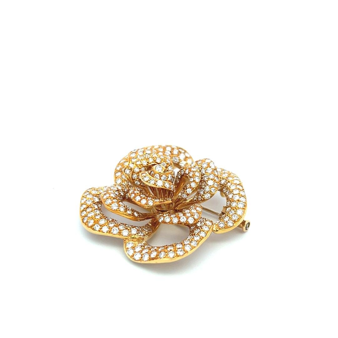 Vintage 18K Yellow Gold Pin Brooch with 7.03 Carat Round G VS Diamonds