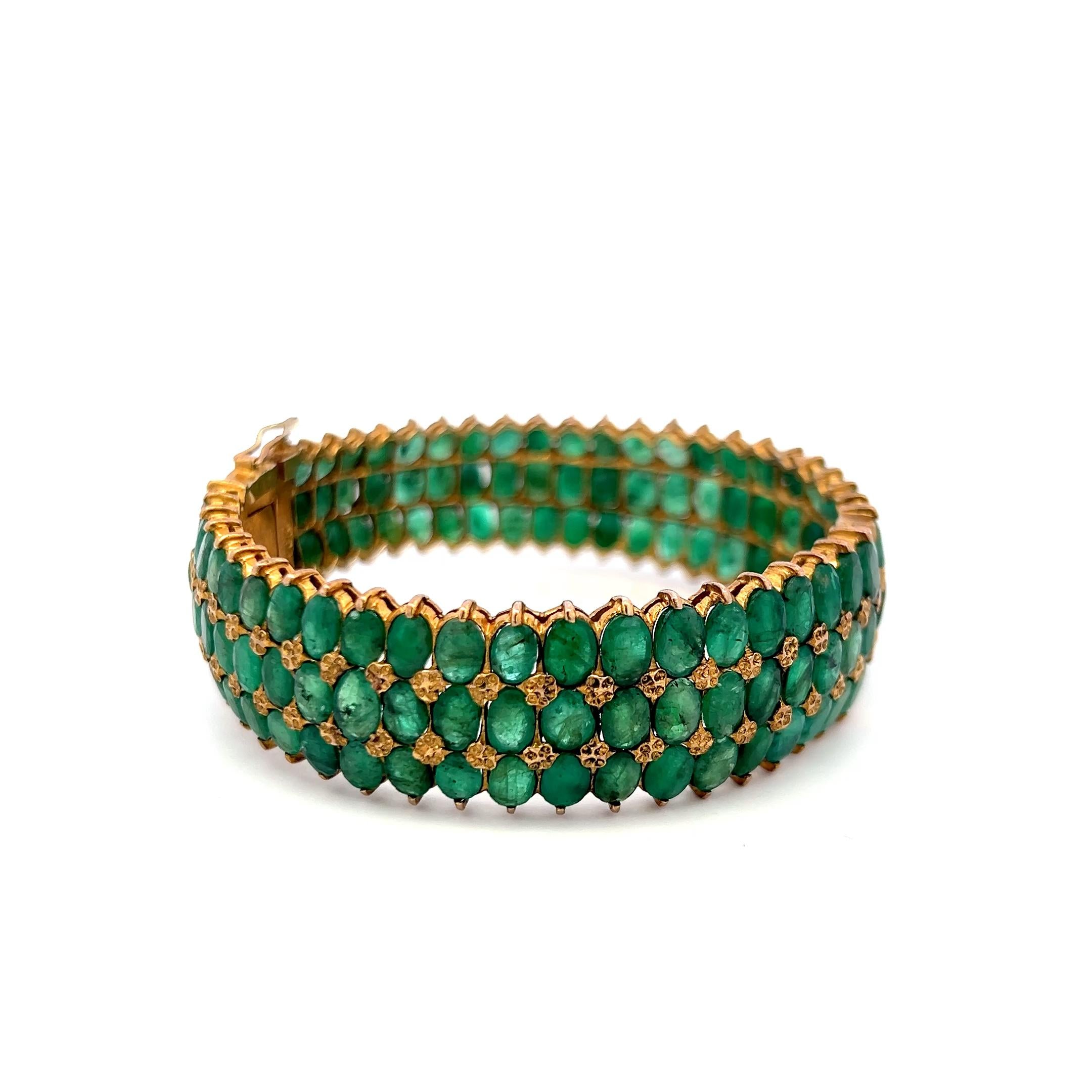18 Karat Yellow Gold Oval 75 Carat Jade Bangle Bracelet 7 Inch 35.40 Grams