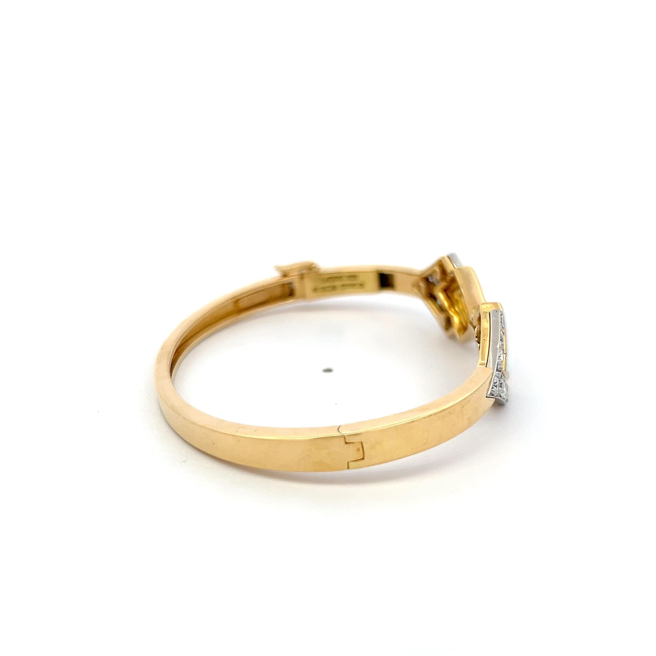 David Webb 18K Yellow Gold Bangle Bracelet with 0.9 Carat Round F VS Diamonds