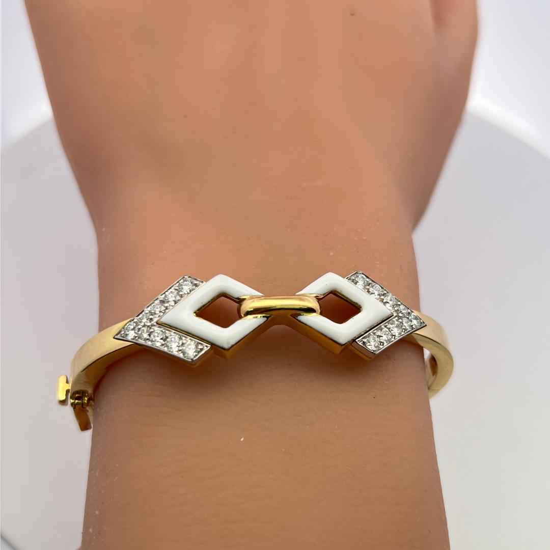 David Webb 18K Yellow Gold Bangle Bracelet with 0.9 Carat Round F VS Diamonds