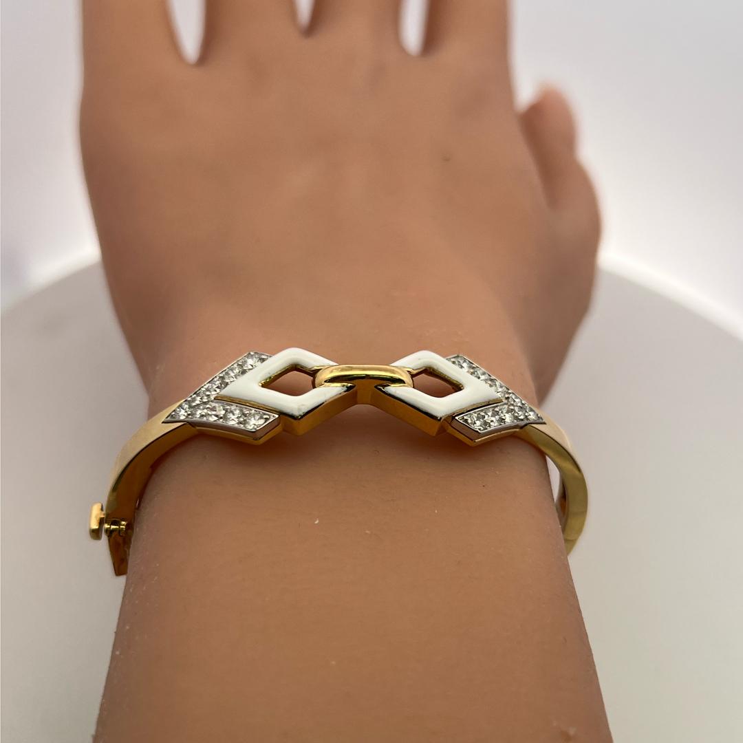 David Webb 18K Yellow Gold Bangle Bracelet with 0.9 Carat Round F VS Diamonds
