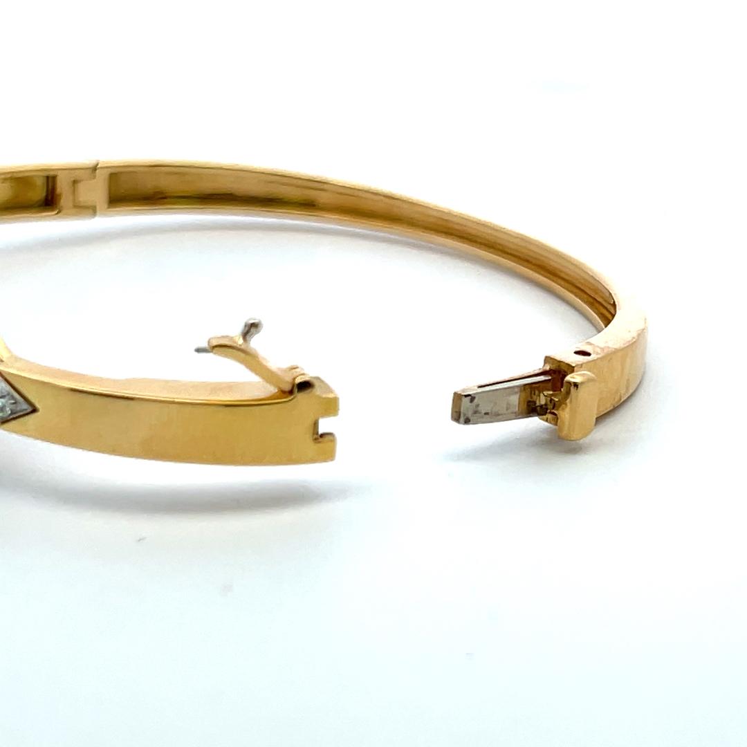 David Webb 18K Yellow Gold Bangle Bracelet with 0.9 Carat Round F VS Diamonds