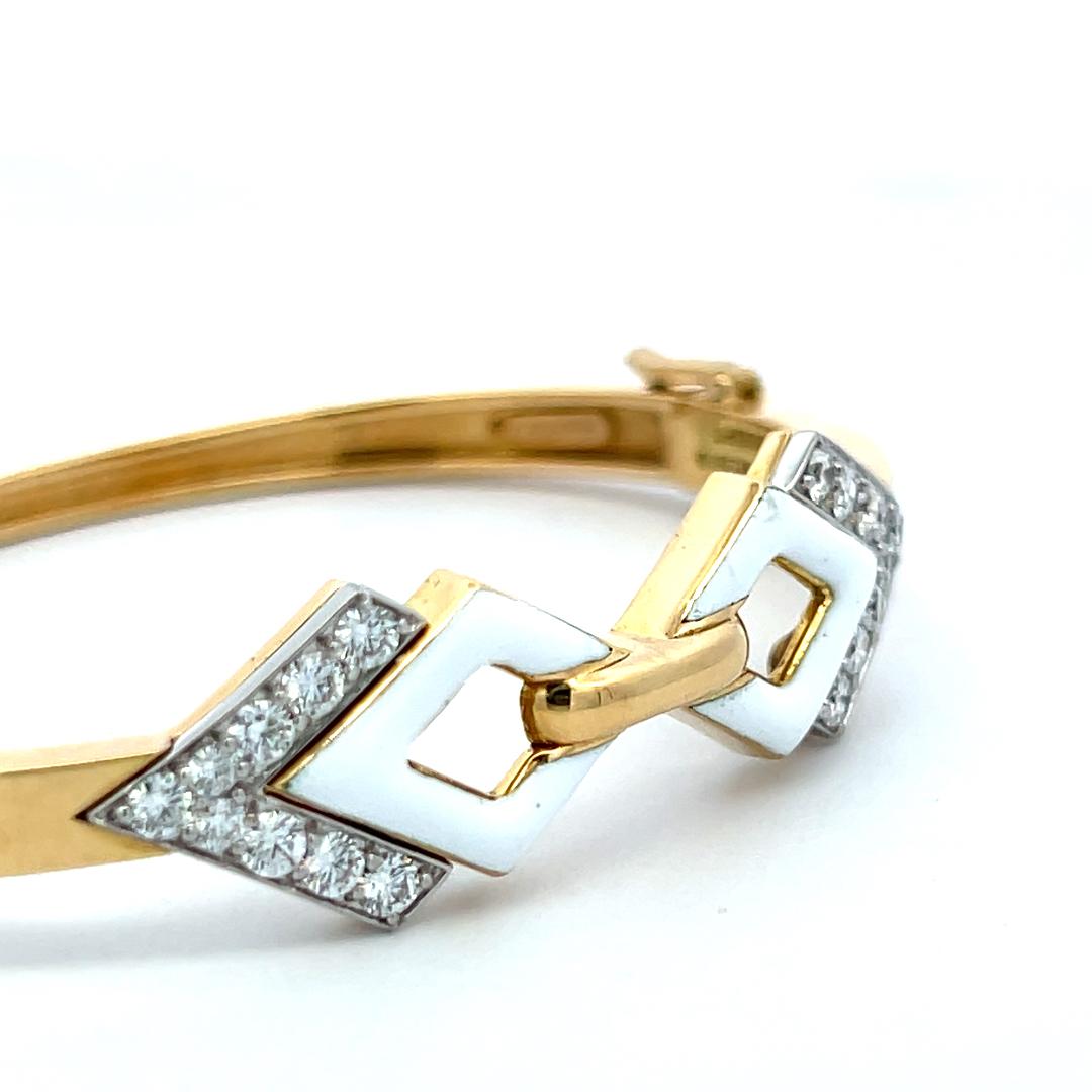 David Webb 18K Yellow Gold Bangle Bracelet with 0.9 Carat Round F VS Diamonds